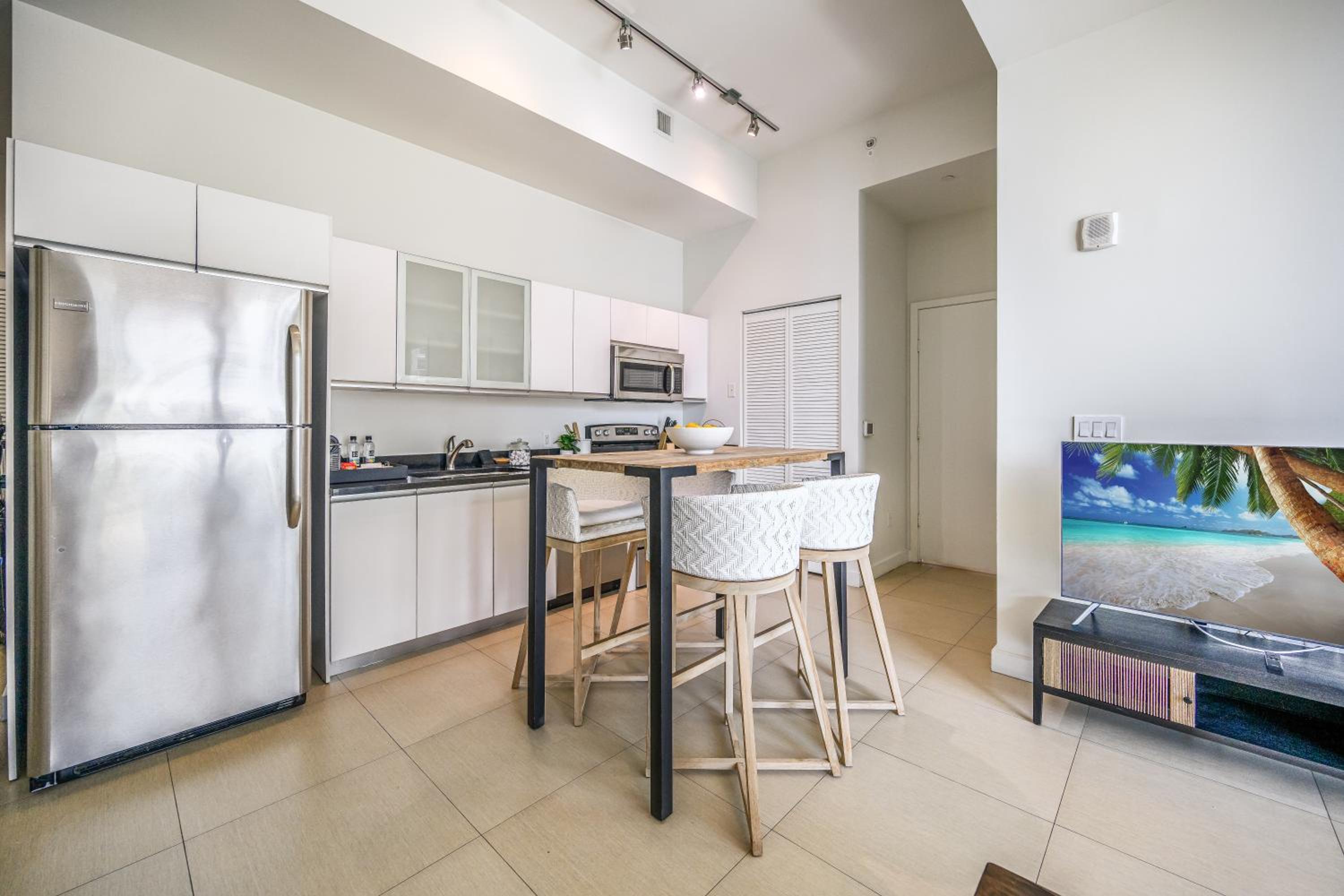 One-Bedroom Apartment with City View (No Balcony)