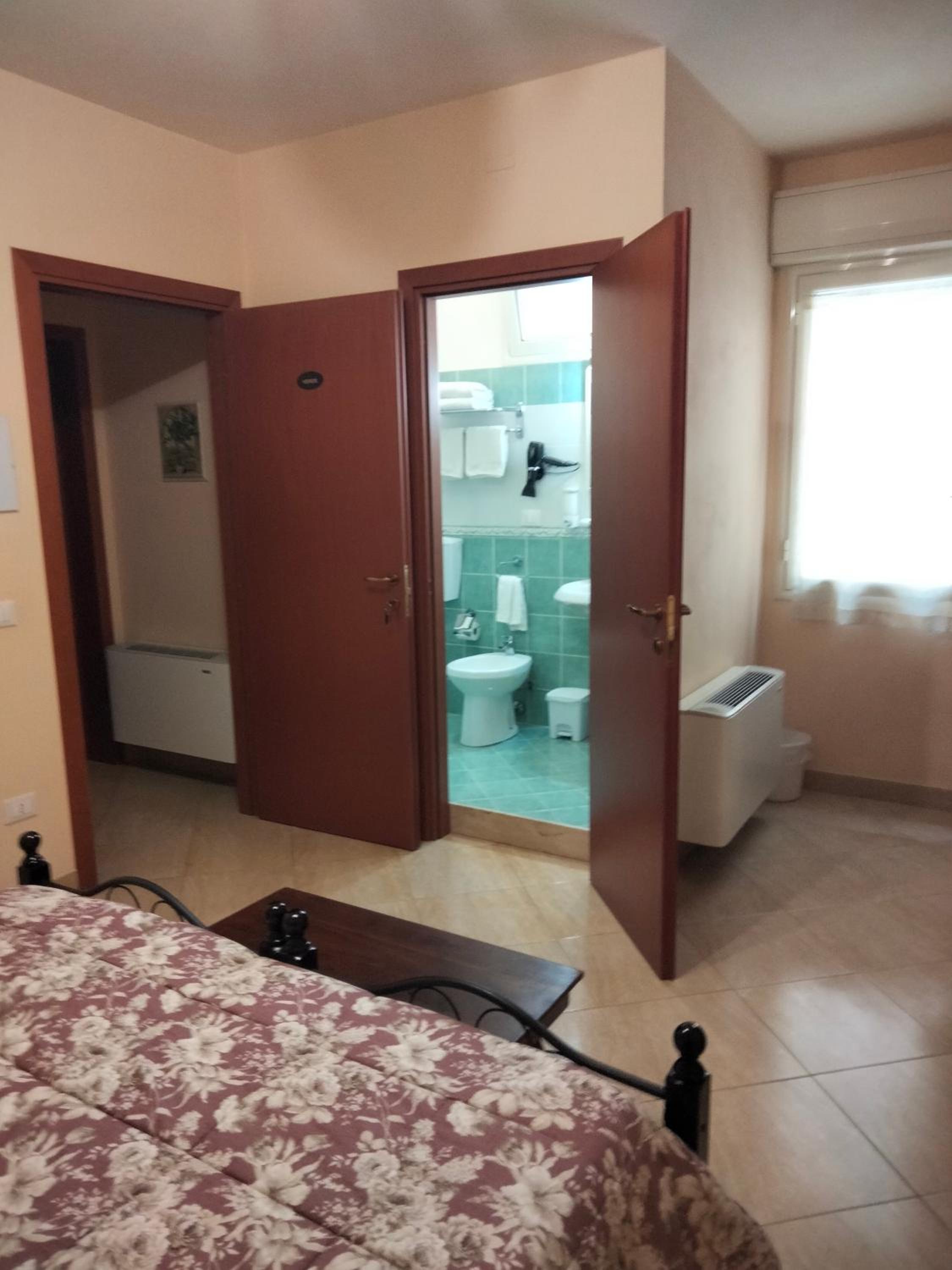Double Room - Photo 8