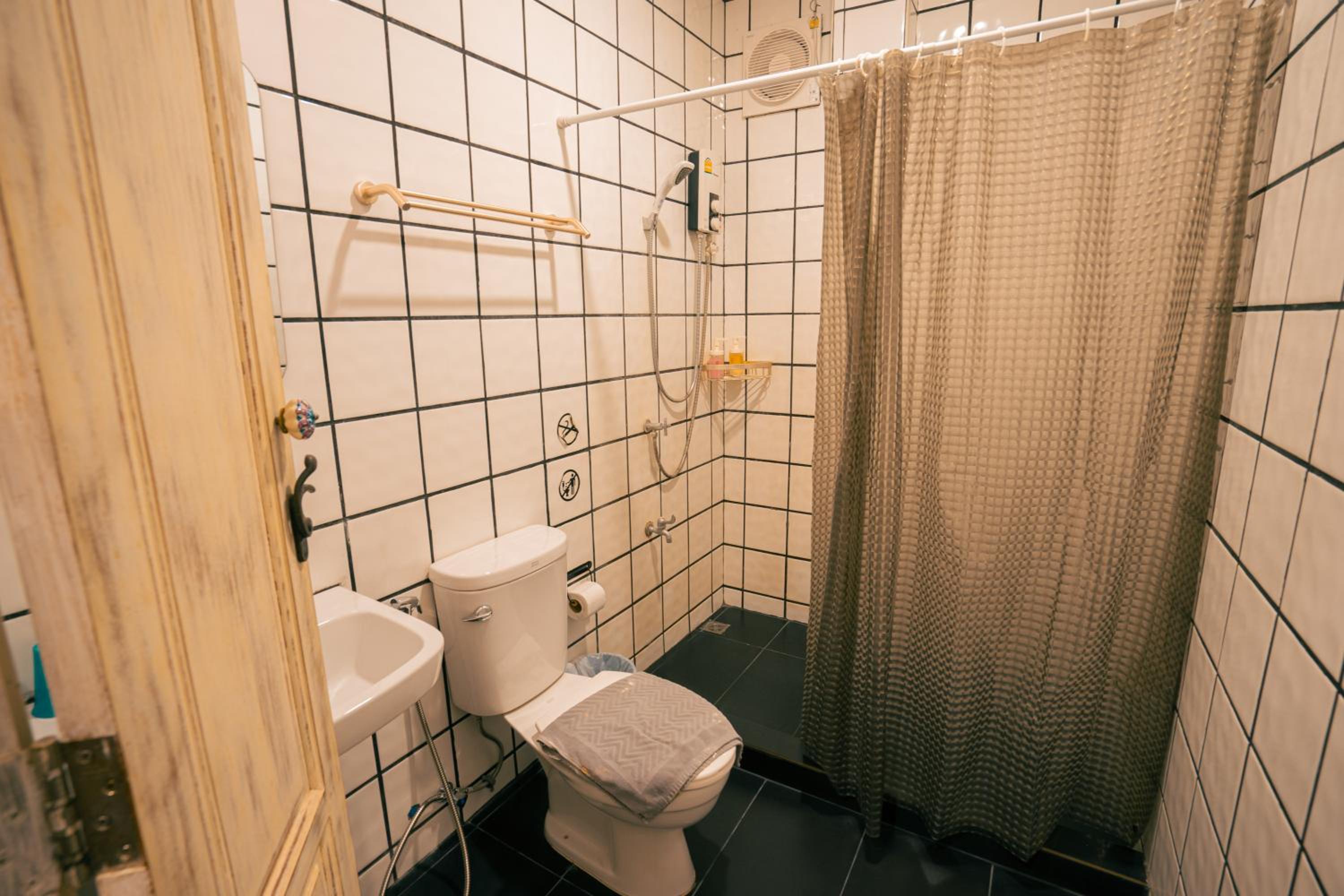 Budget Double Room - Photo 10