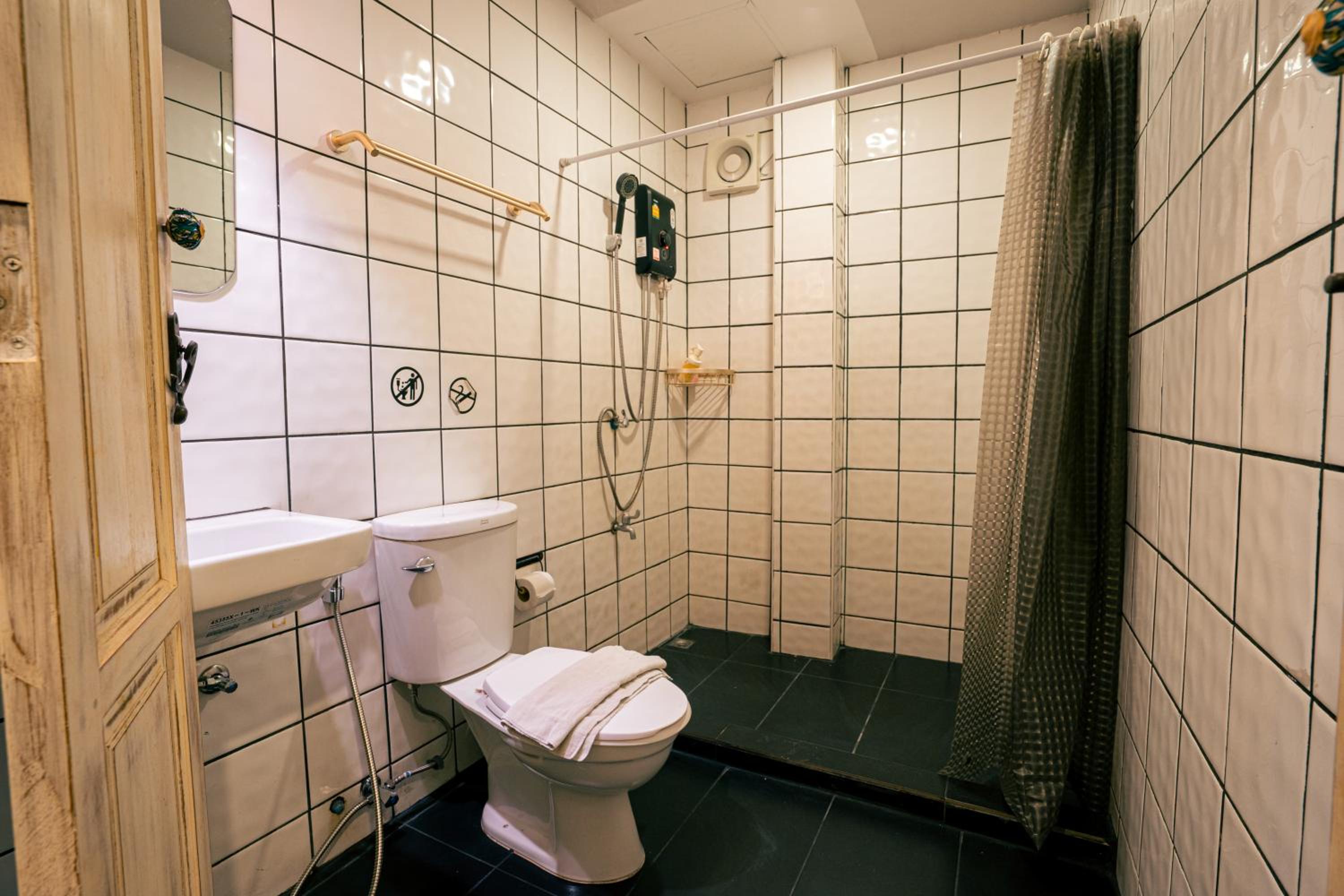 Budget Double Room - Photo 7