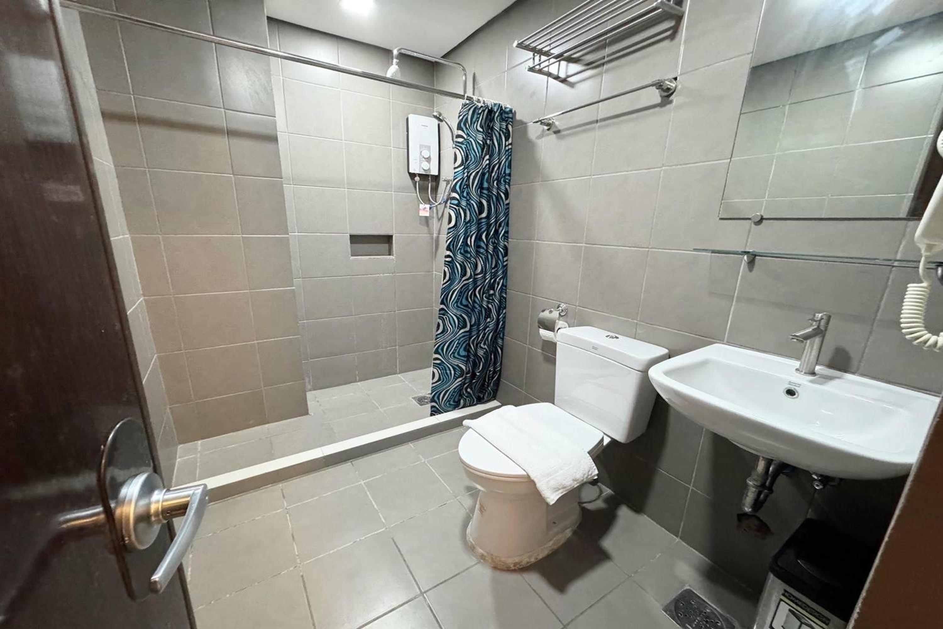 Executive Suite - Photo 2
