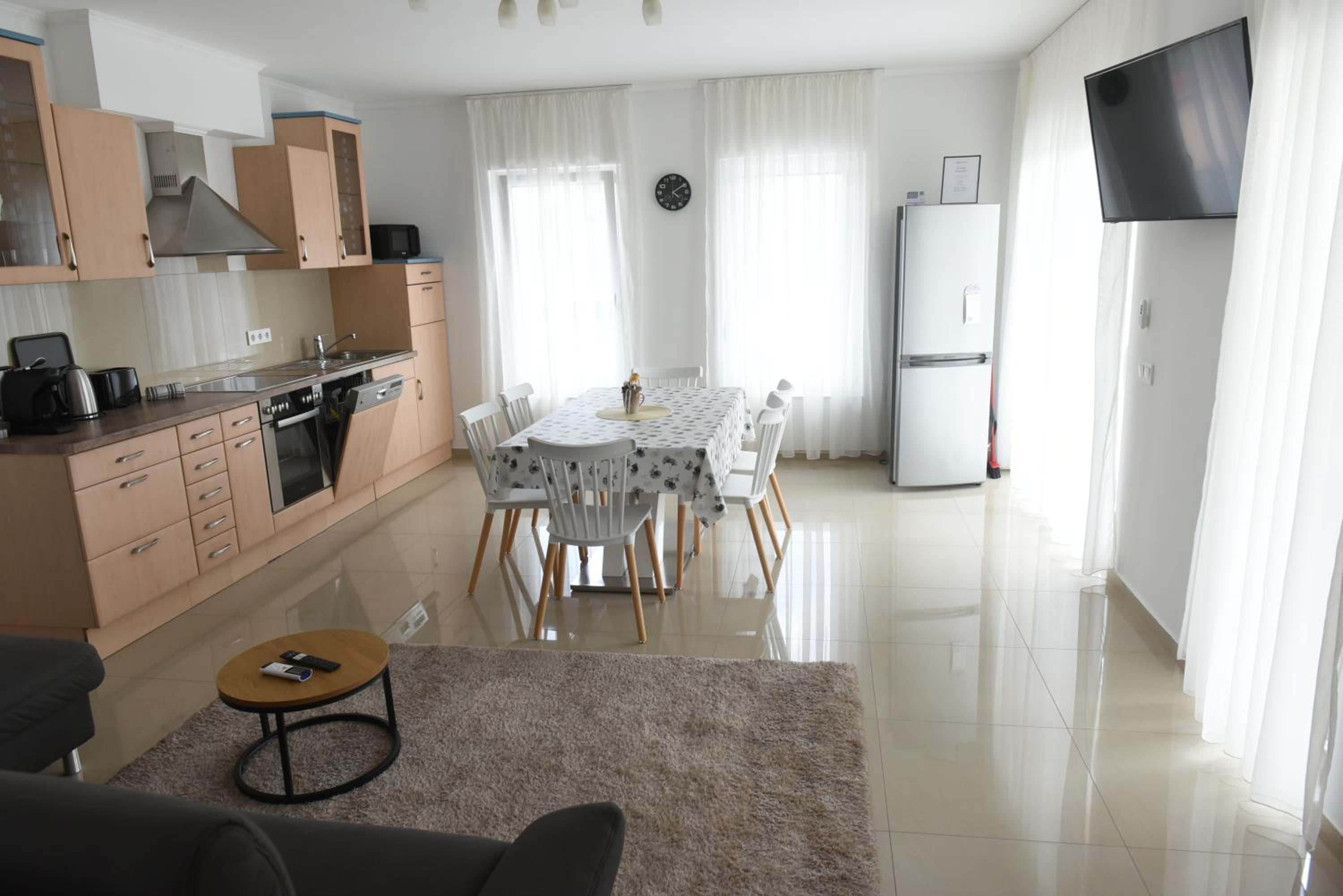 Two-Bedroom Apartment with Lake View photo 3