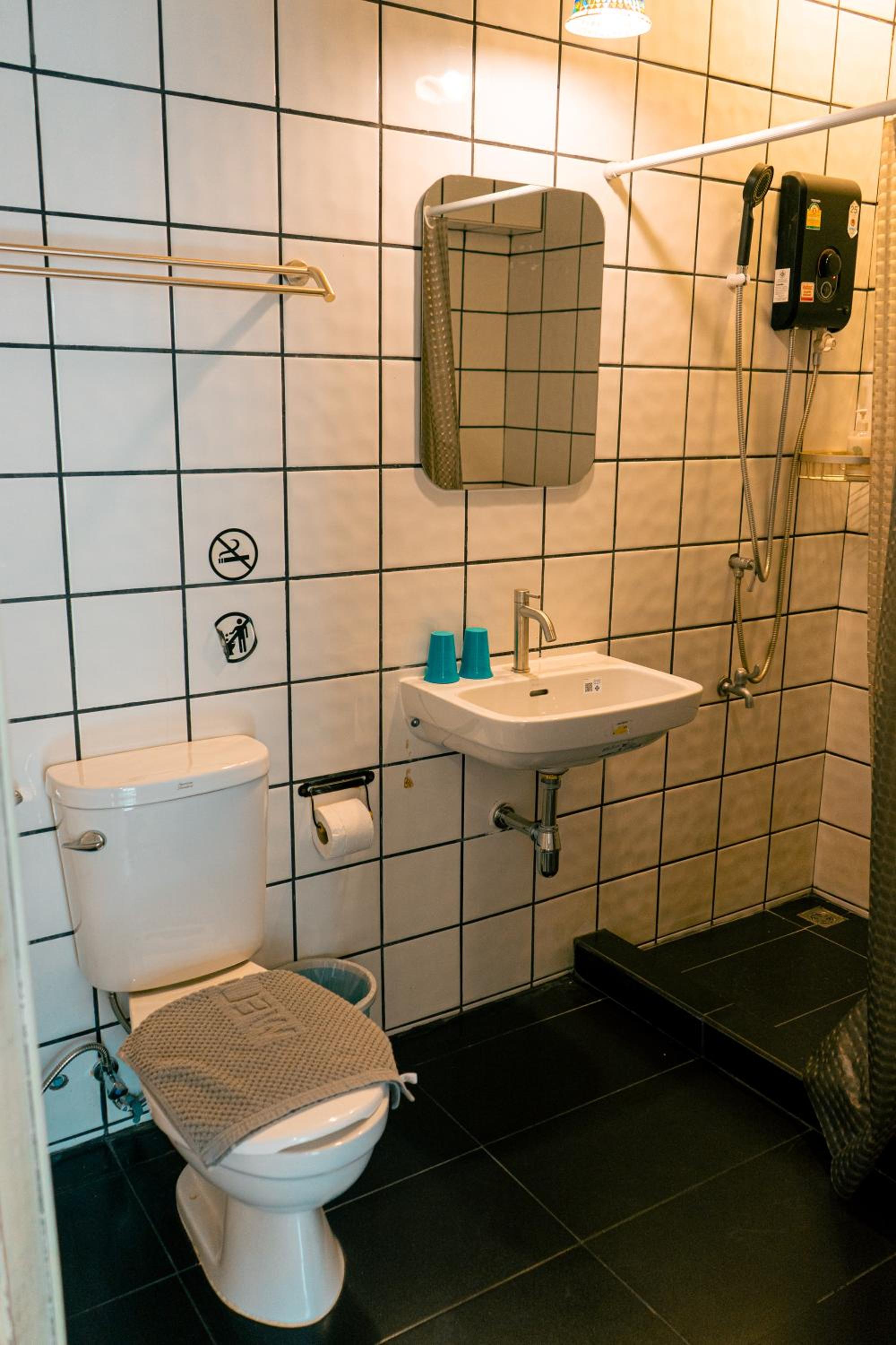 Double Room with Balcony - Photo 11