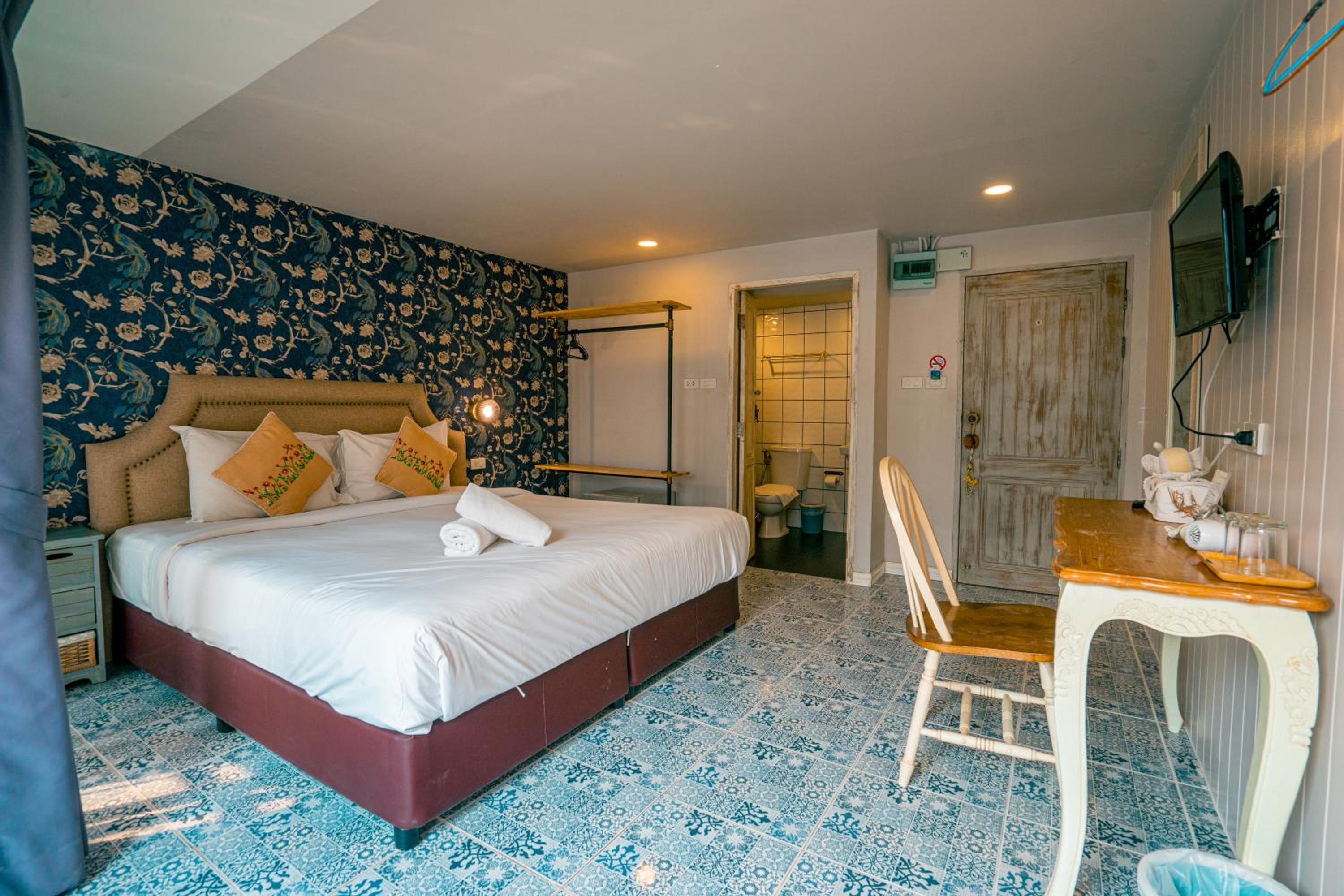 Double Room with Balcony - Photo 3