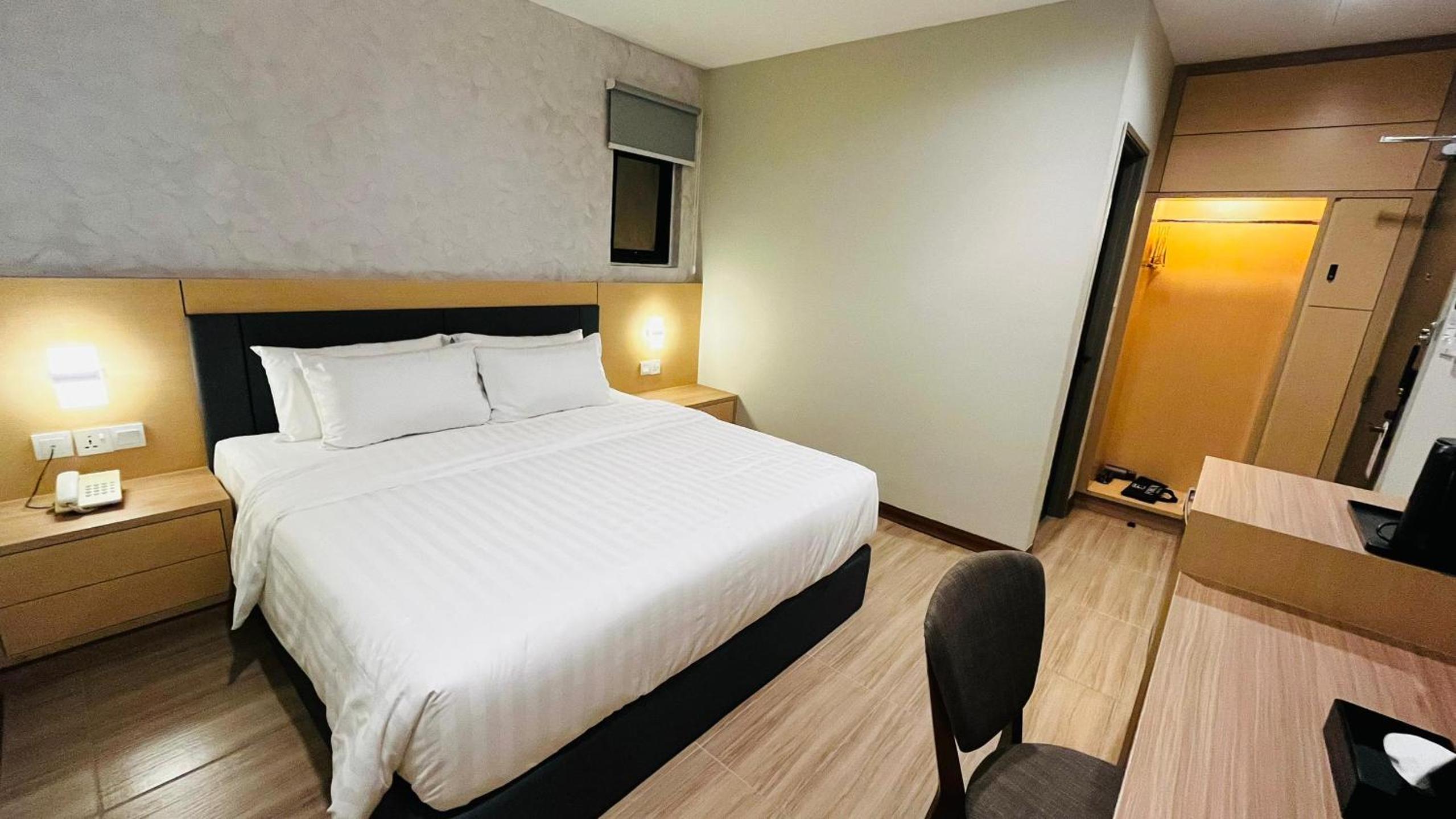 Standard King Room (No Window) - Photo 2