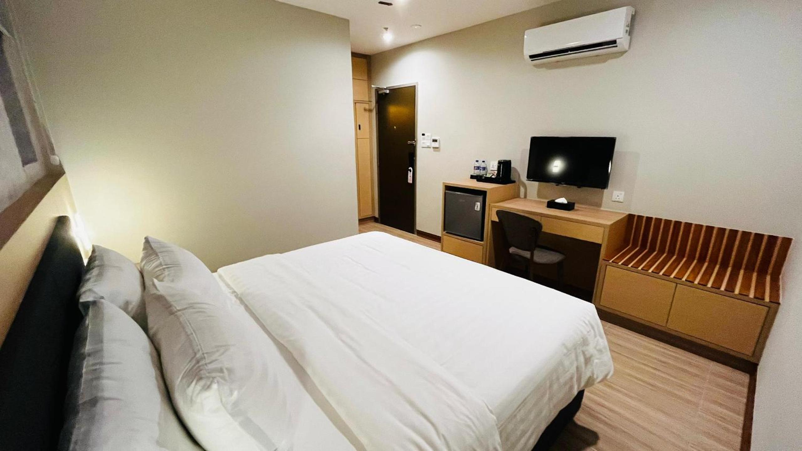 Standard King Room (No Window) - Photo 1