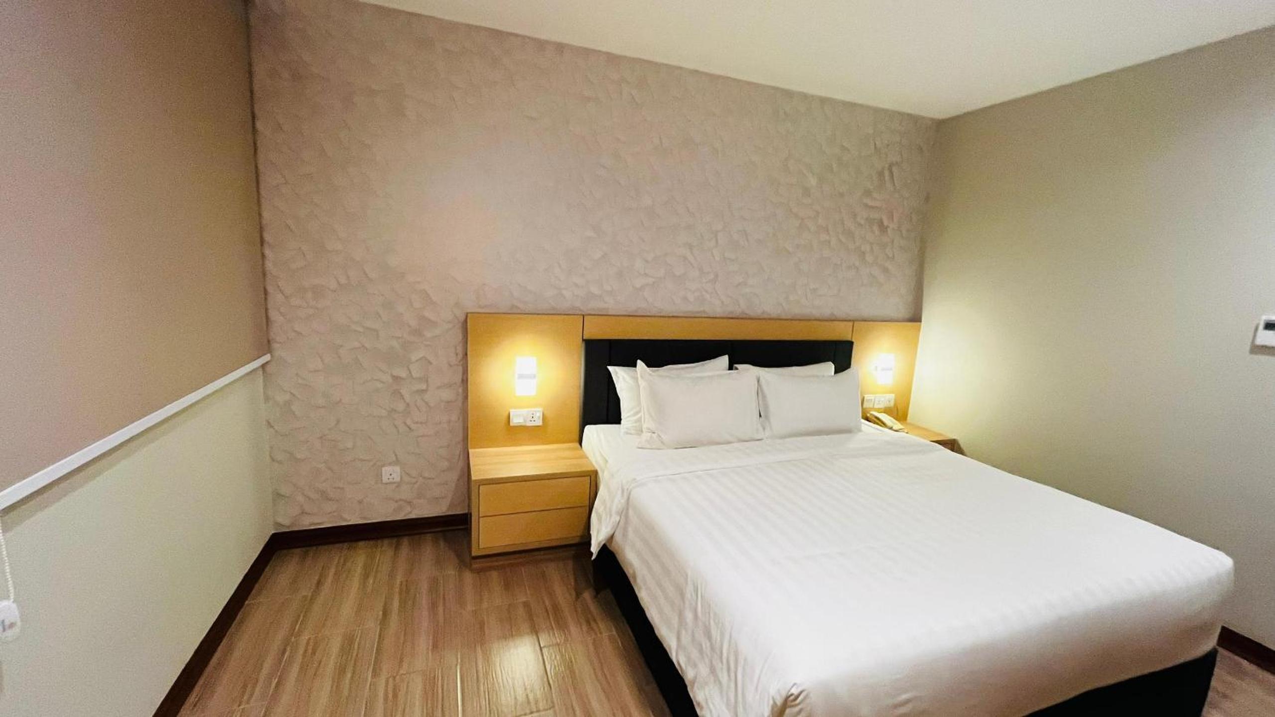 Standard King Room (No Window) - Photo 3