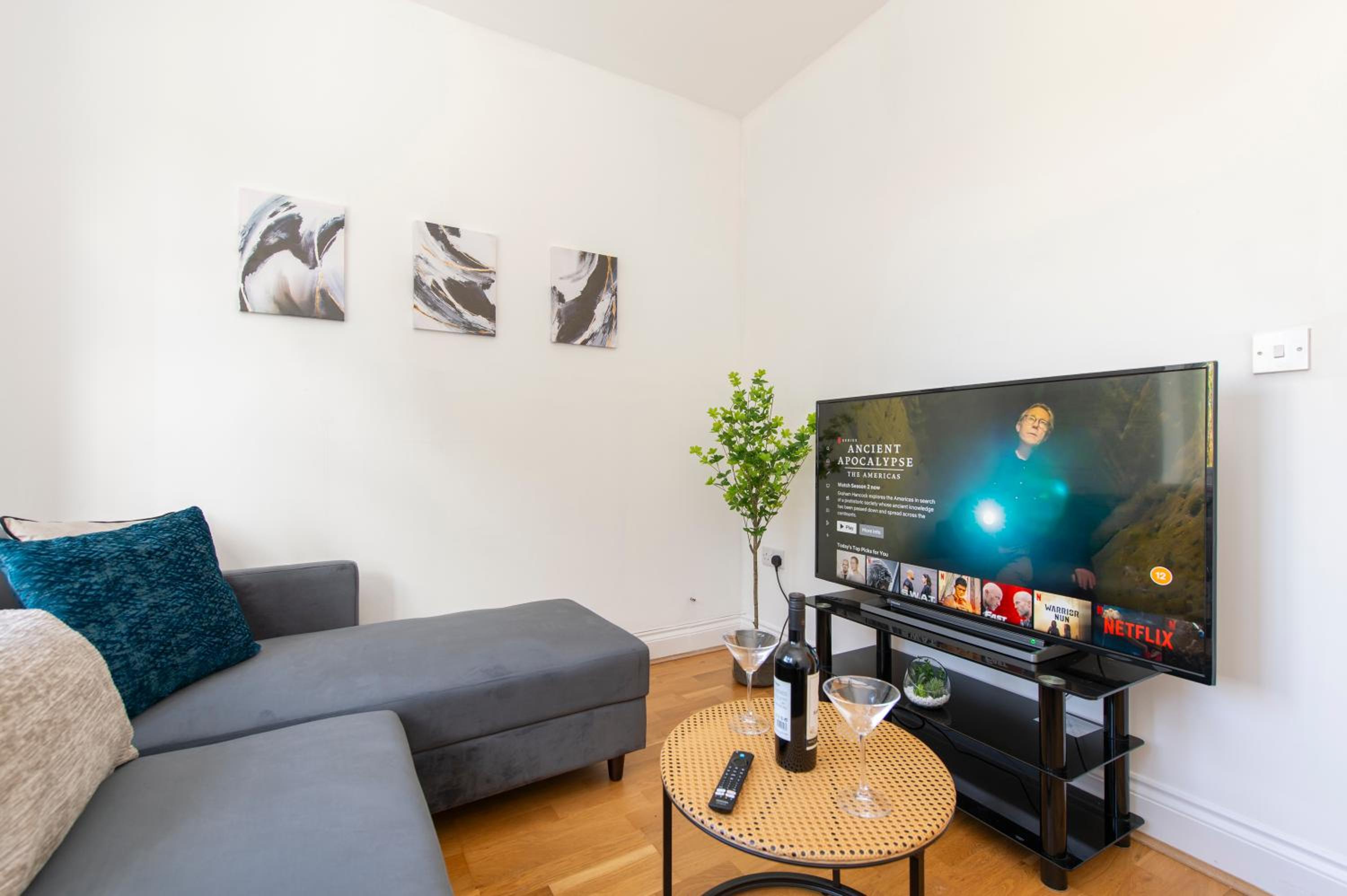 Three-Bedroom Apartment photo 3
