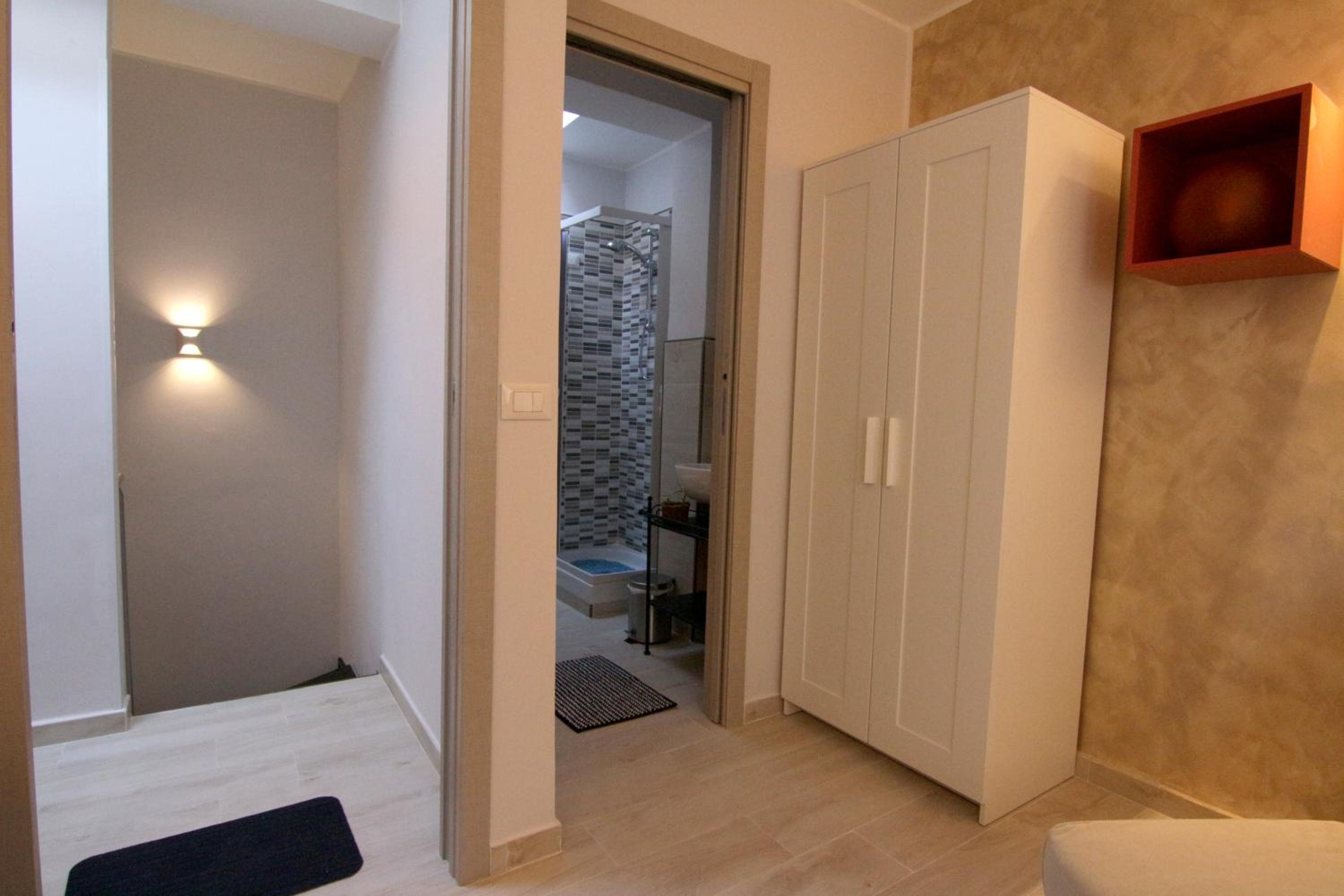 Single Room with Private Bathroom photo 2