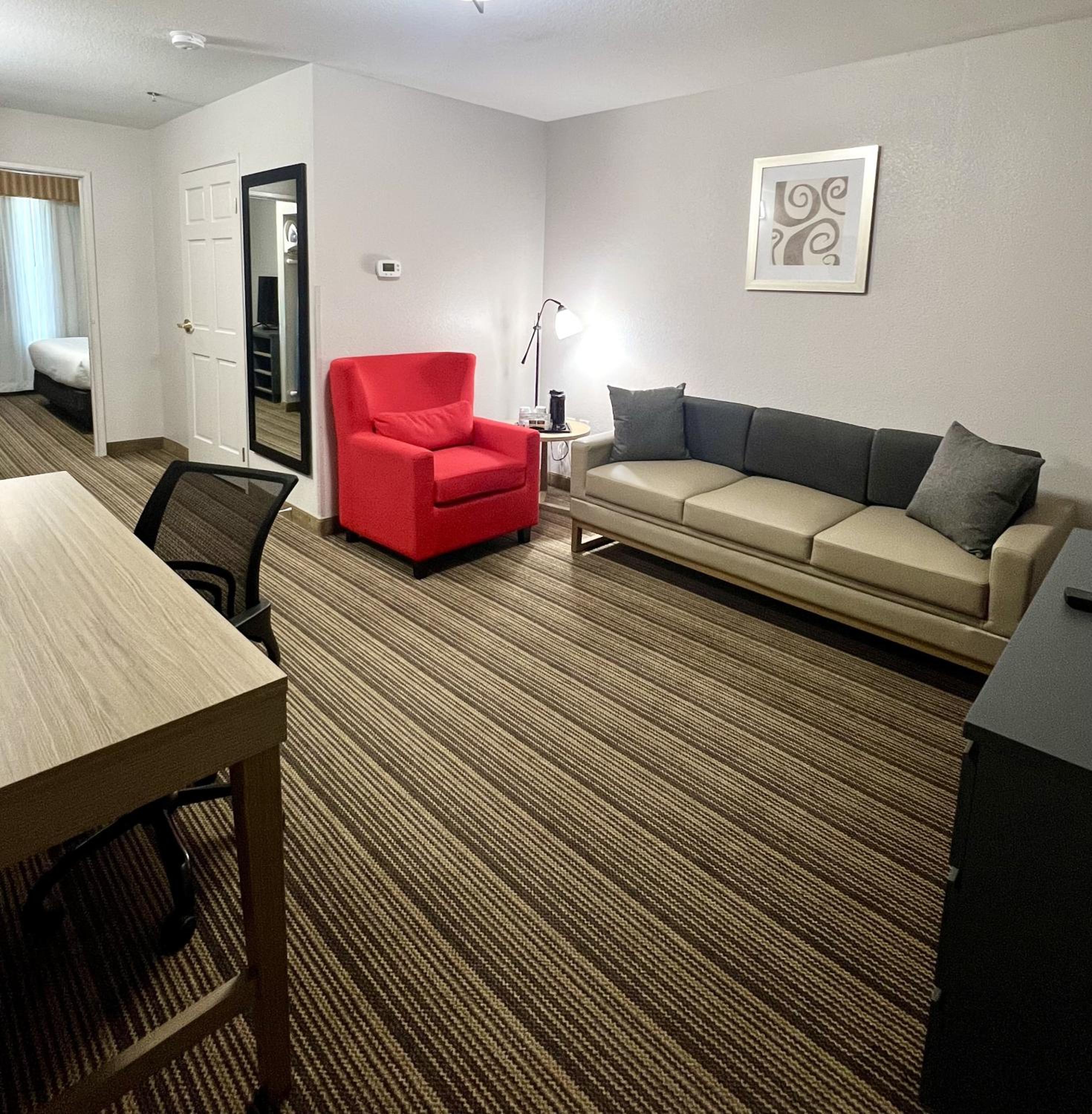 One-Bedroom King Suite - Non-Smoking - Photo 3