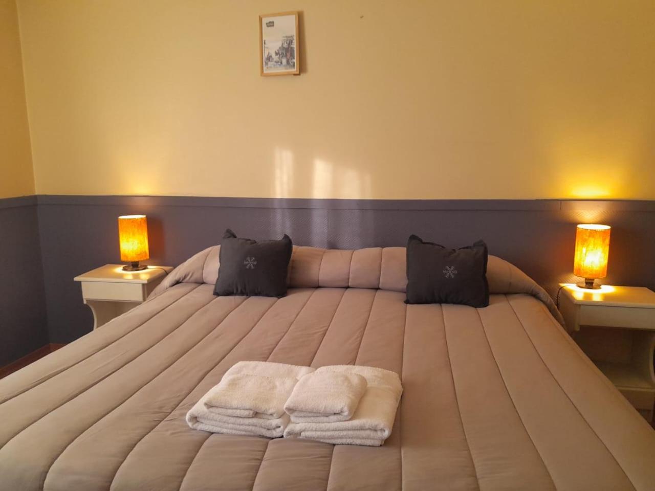 Double or Twin Room with Private Bathroom photo 3