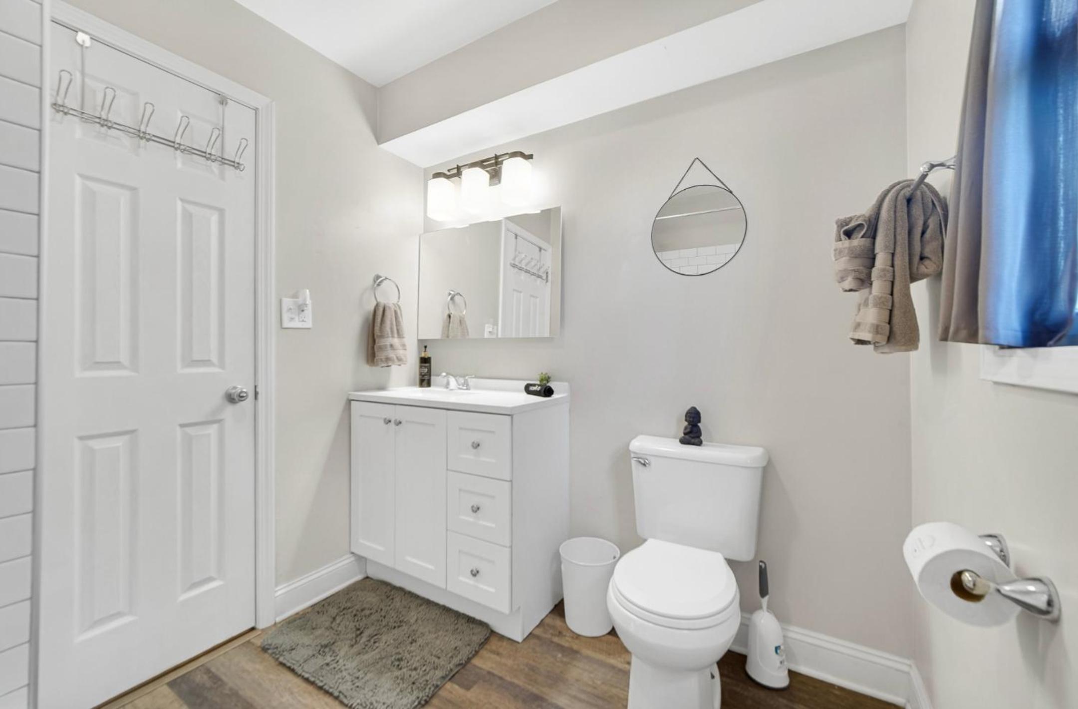 Queen Room with Shared Bathroom photo 2