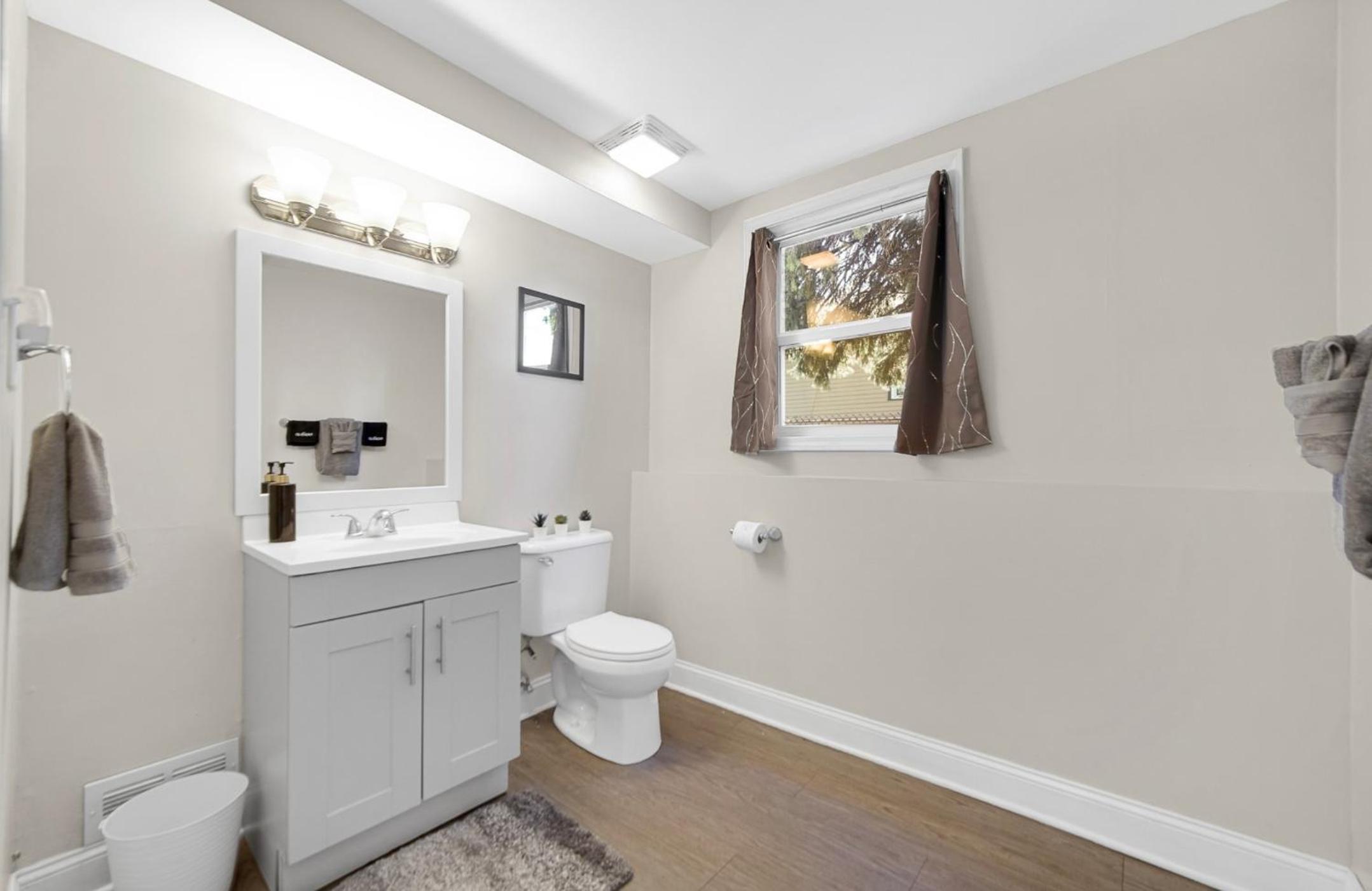 Queen Room with Shared Bathroom photo 3