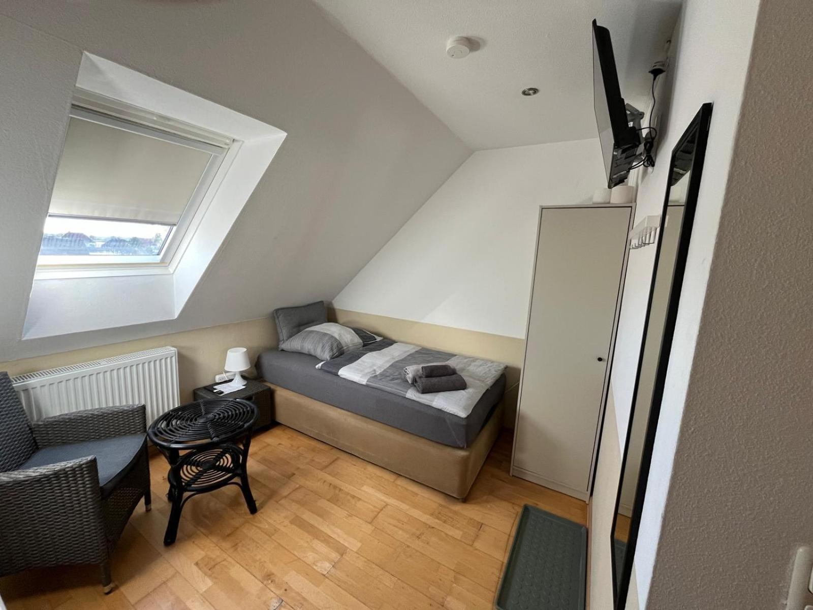 Single Room with Bathroom photo 1