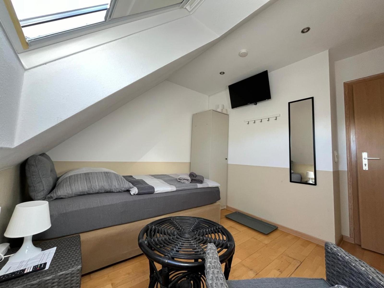 Single Room with Bathroom photo 2