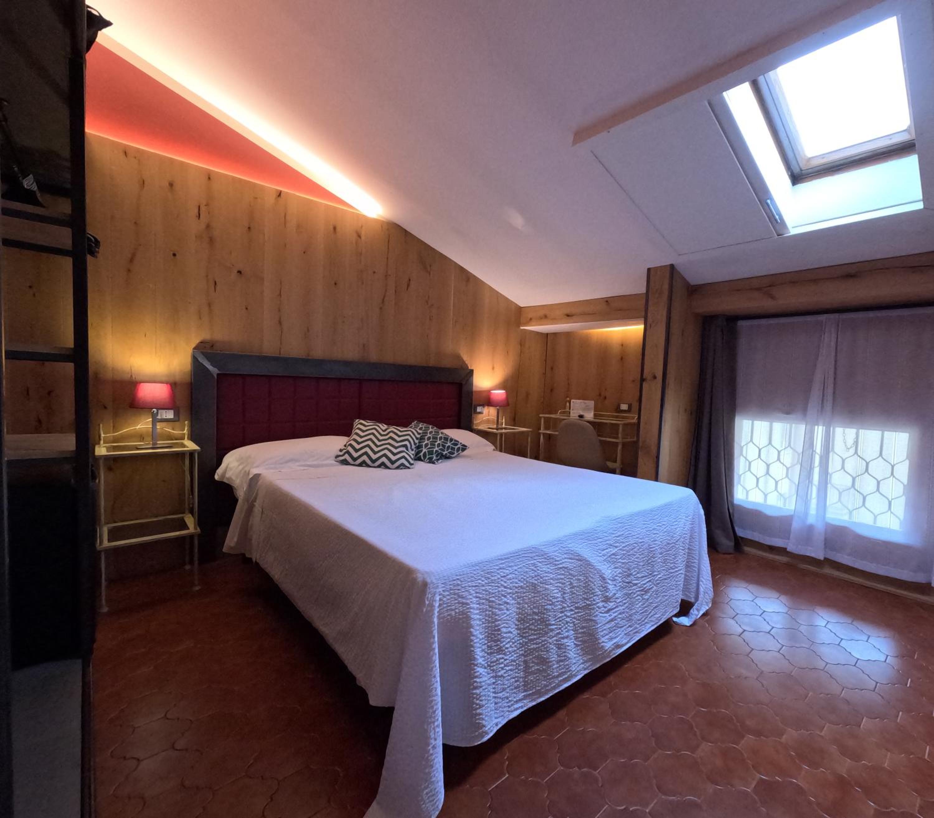 Small Double Room - Photo 3