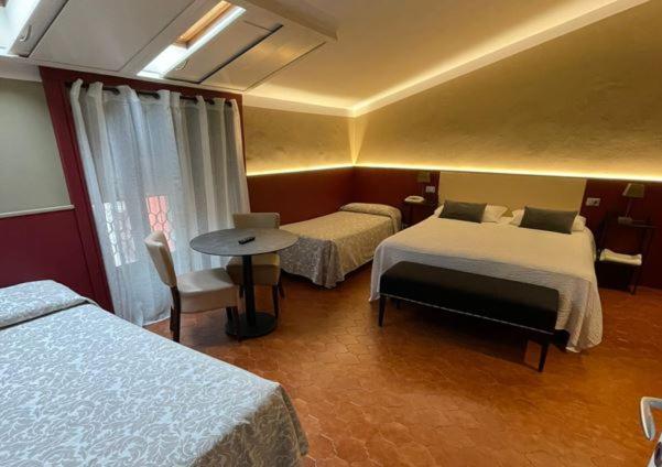  Double Room with 2 Extra Beds - Photo 3