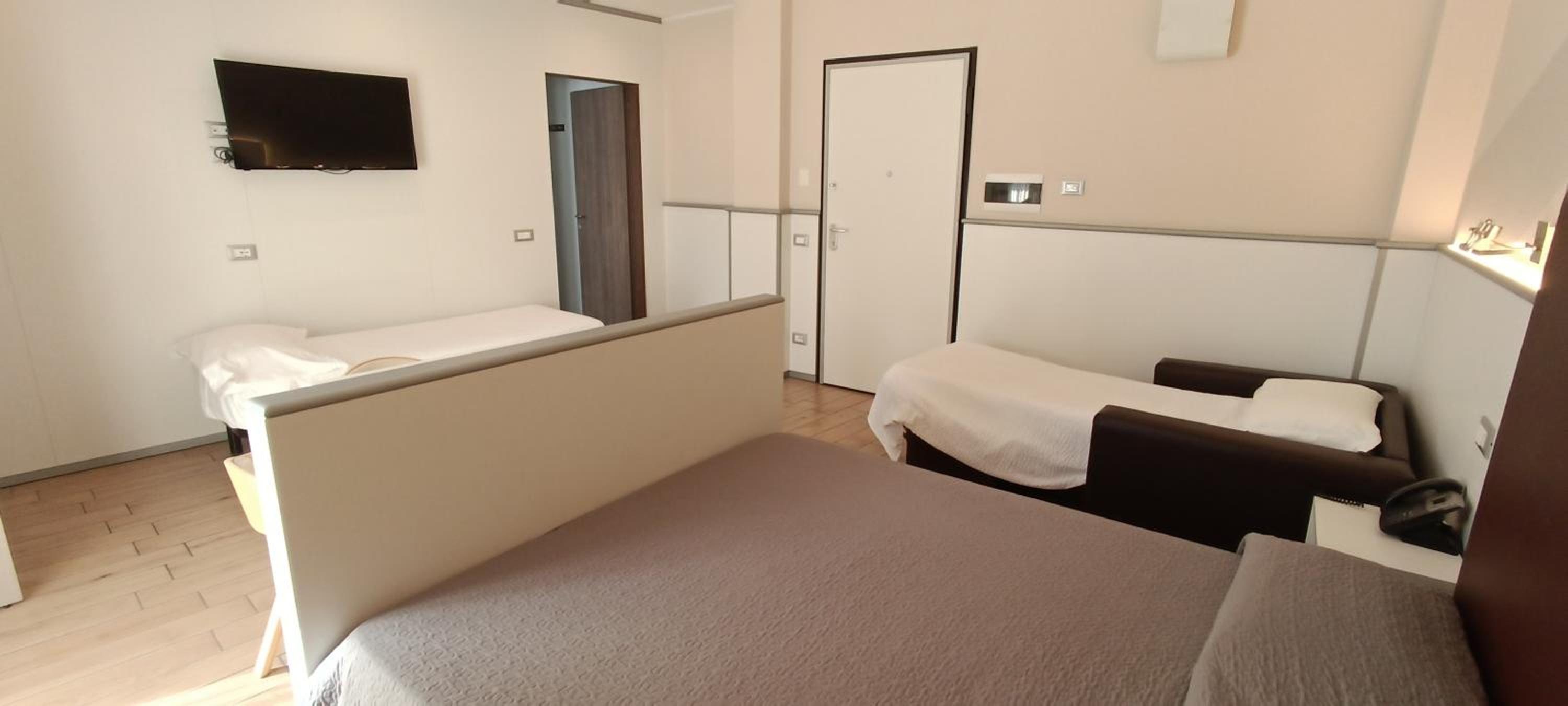  Double Room with 2 Extra Beds - Photo 2