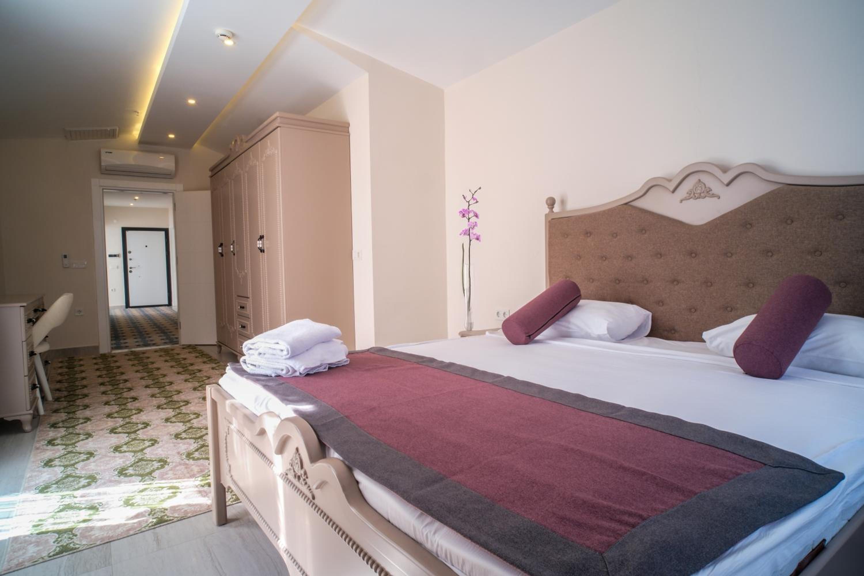 Queen Suite With Spa Bath photo 1