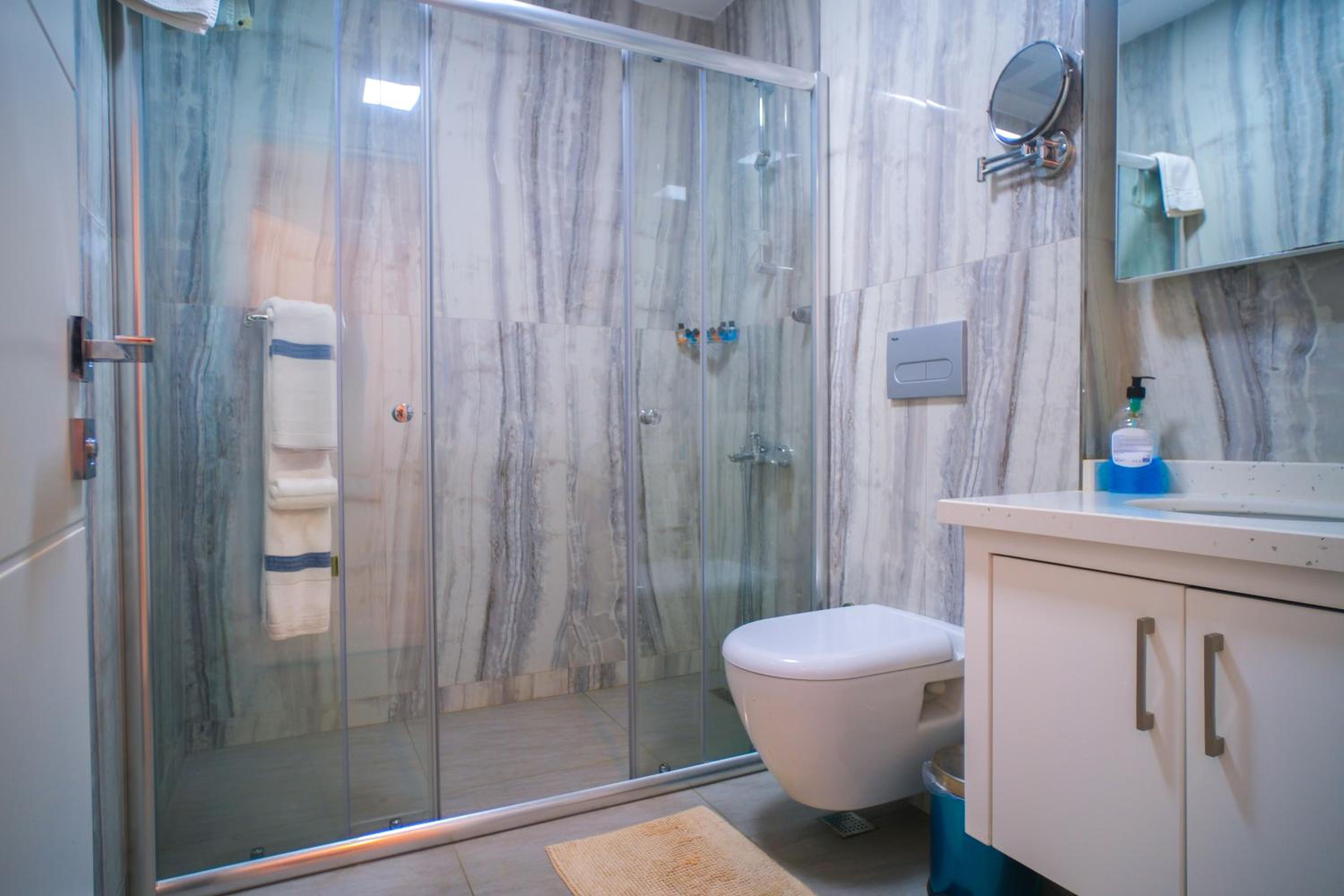 Queen Suite With Spa Bath photo 3
