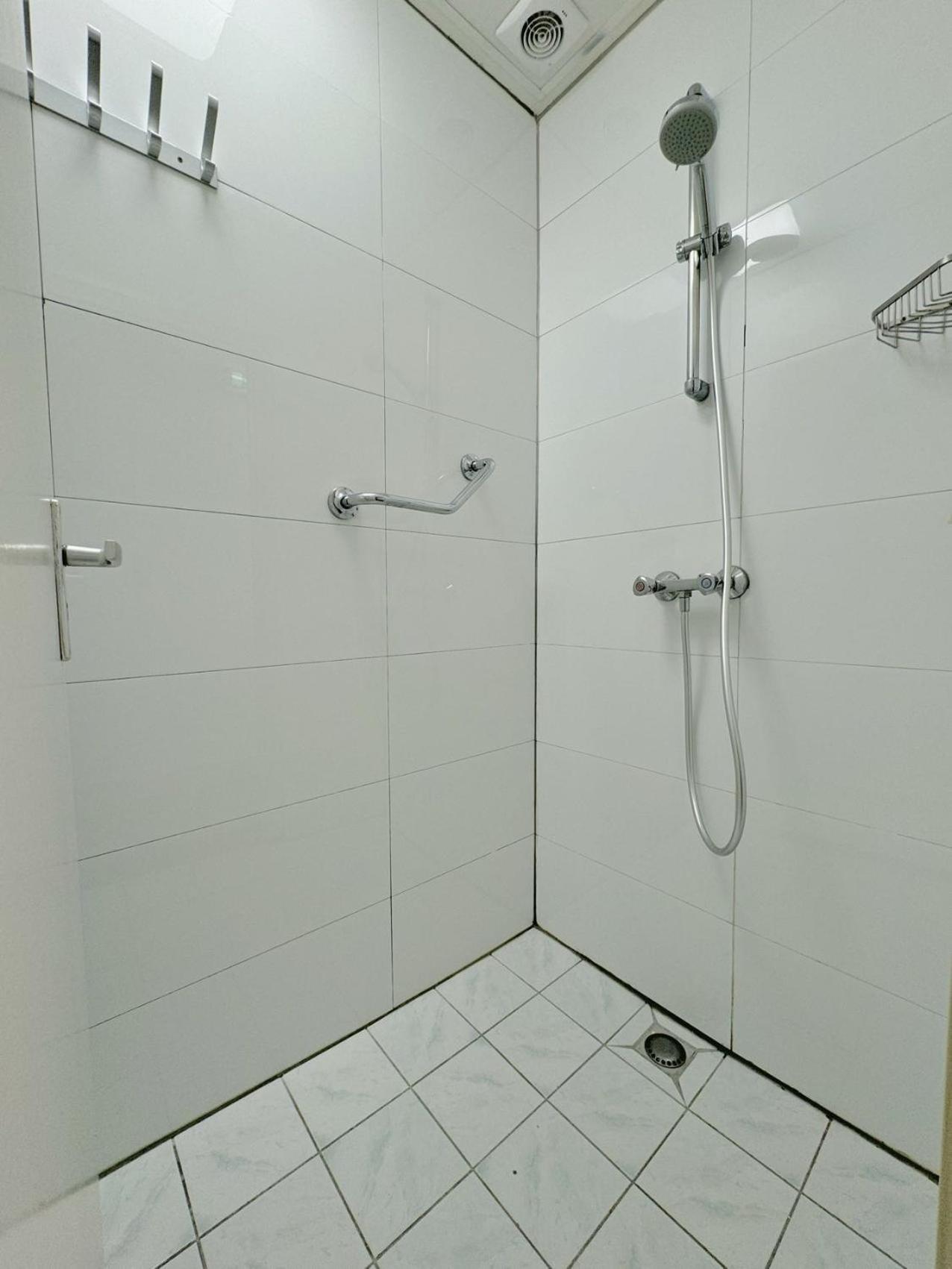 Twin Room with Shared Bathroom photo 2