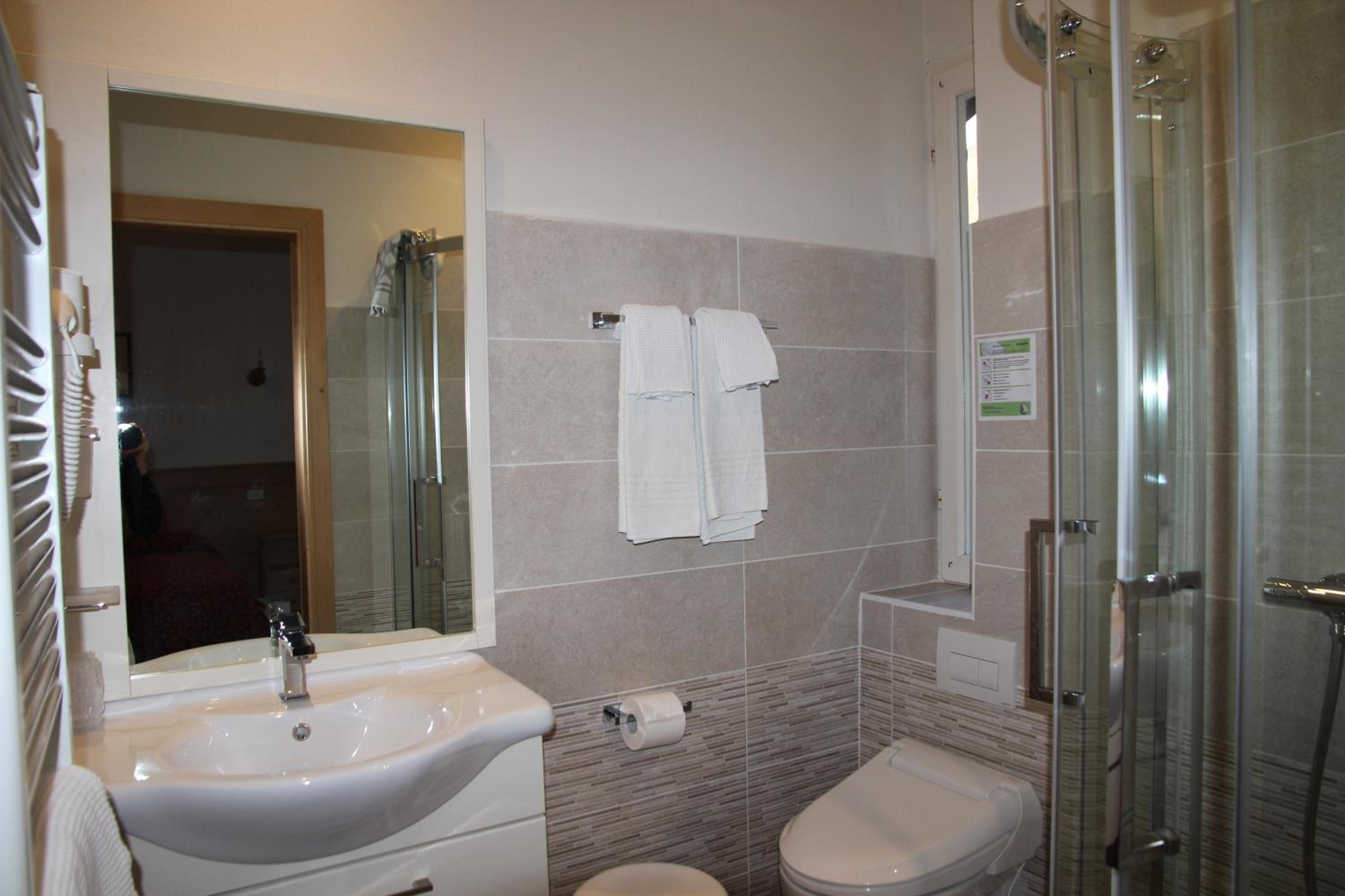Triple Room with Balcony and Lake View photo 2