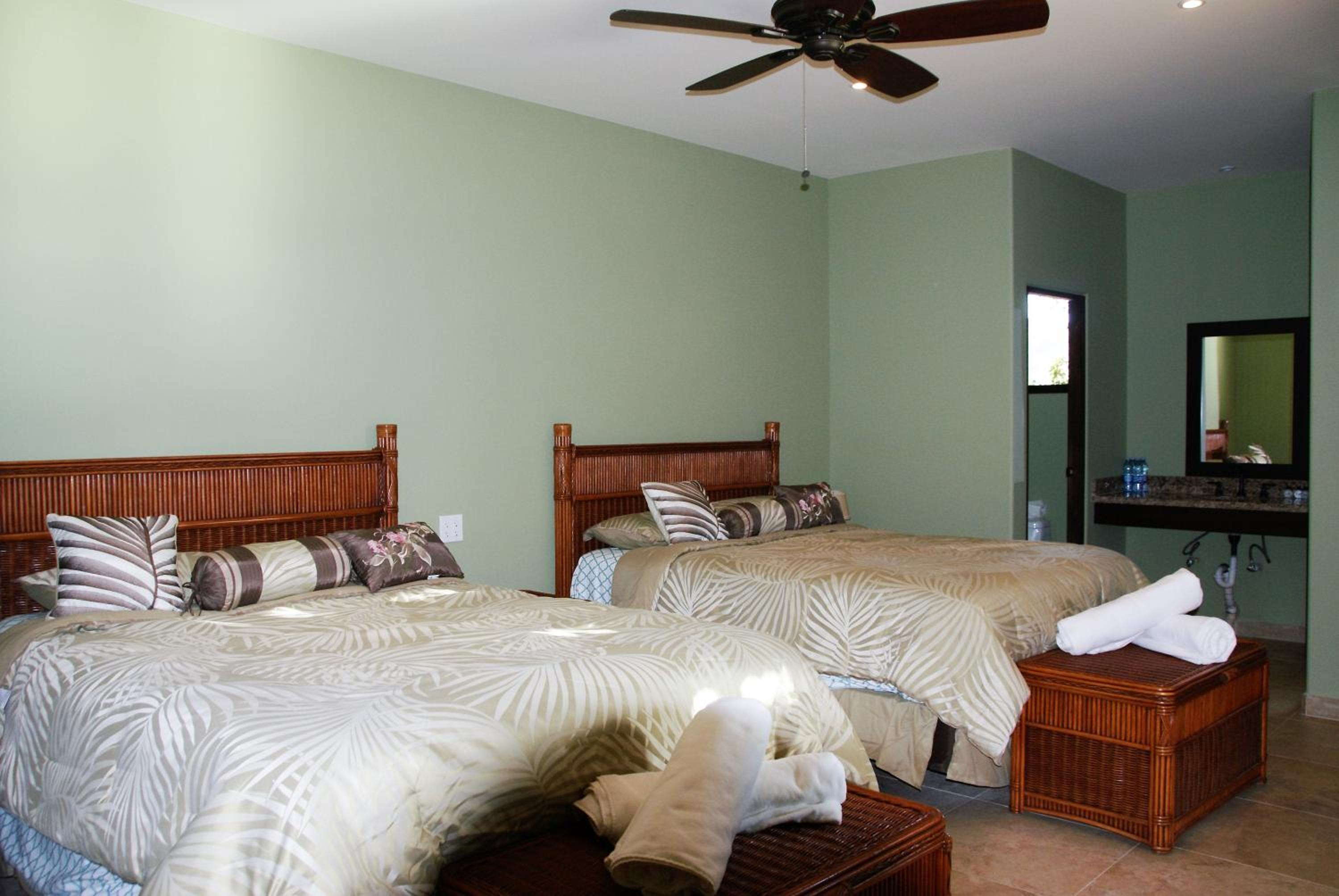 Queen Room with Two Queen Beds - Mountain View photo 3