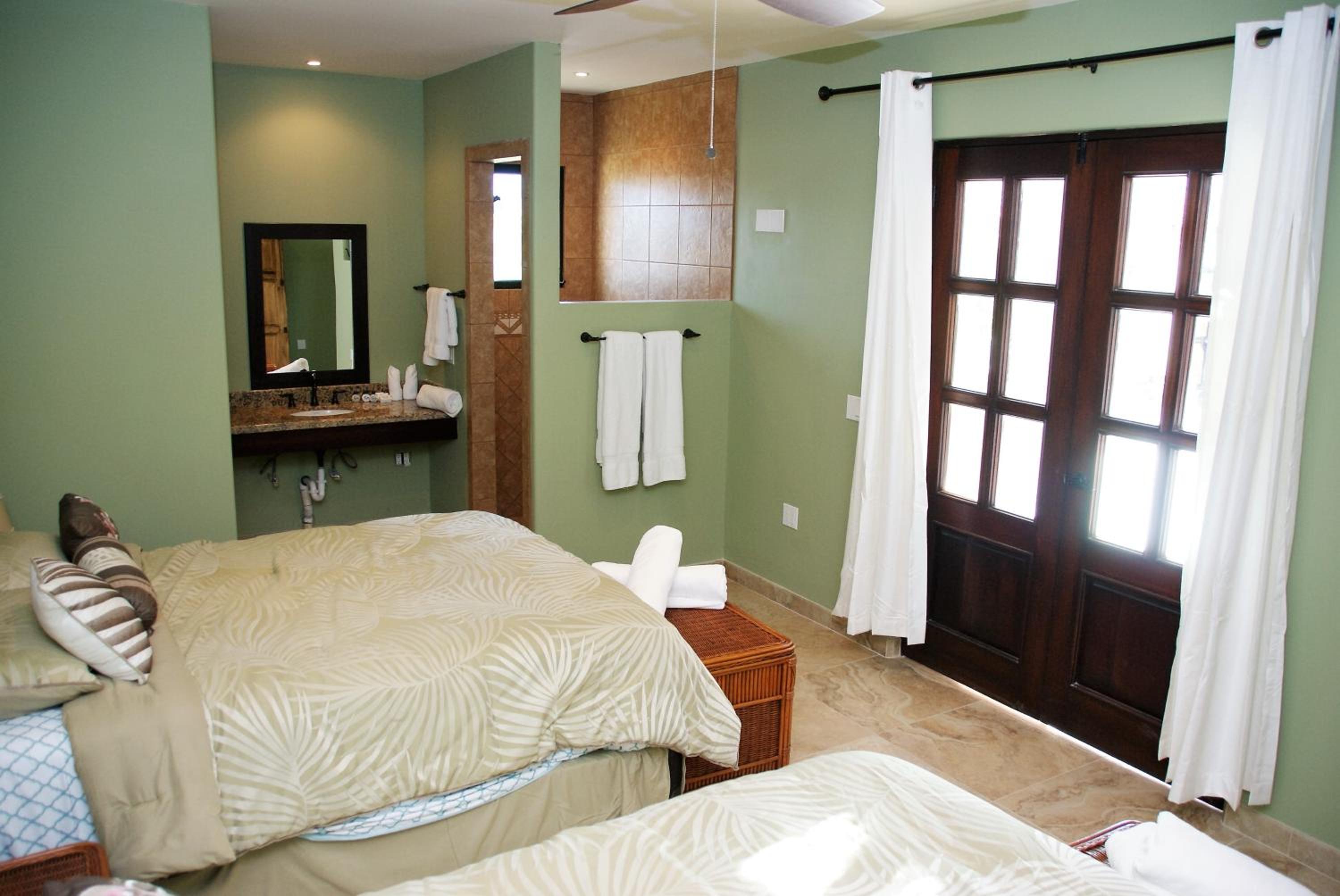 Queen Room with Two Queen Beds - Mountain View photo 2