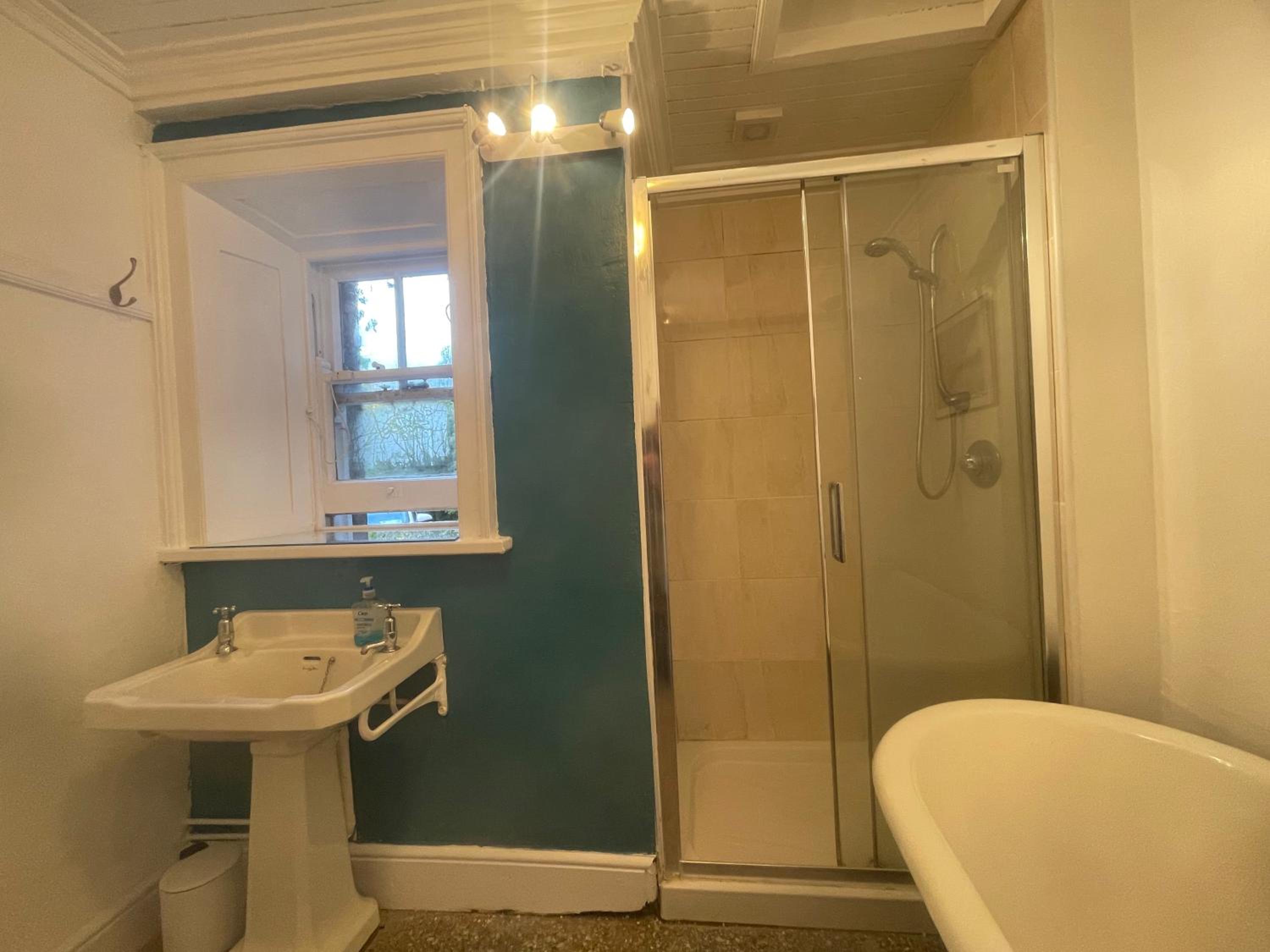 Double Room with Shared Bathroom photo 3