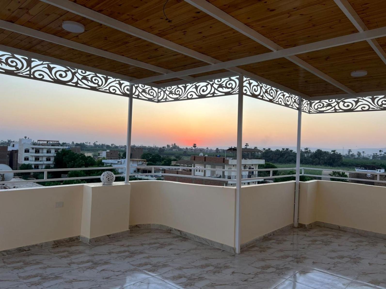 Apartment with Mountain View - Photo 2