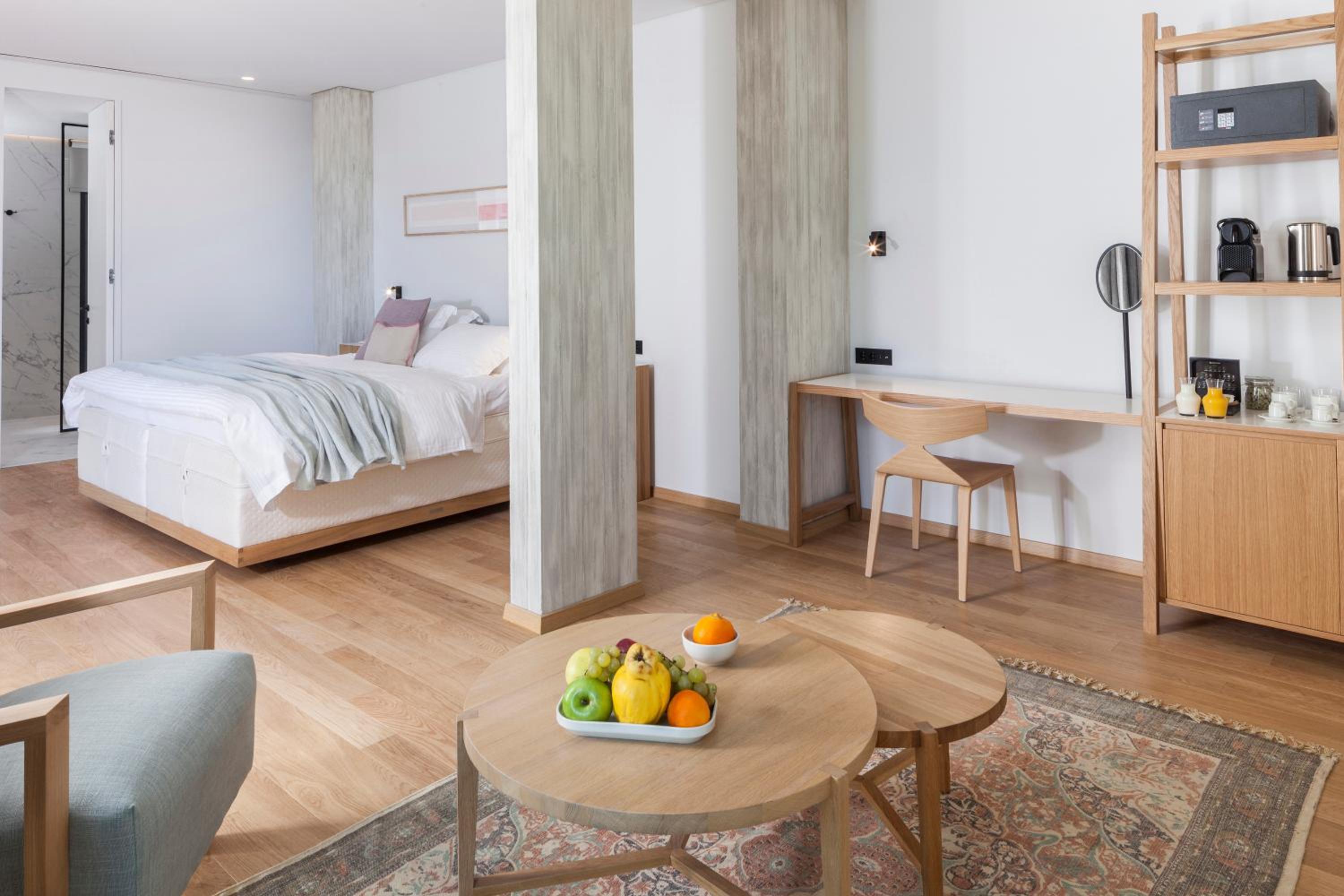 Urban Suite with Balcony and City View  photo 2