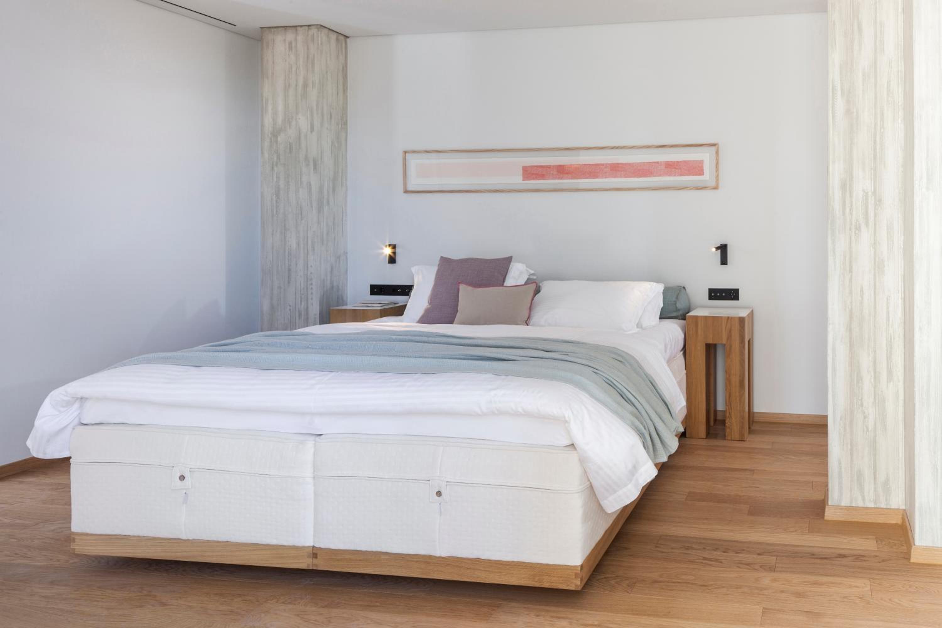 Urban Suite with Balcony and City View photo 3