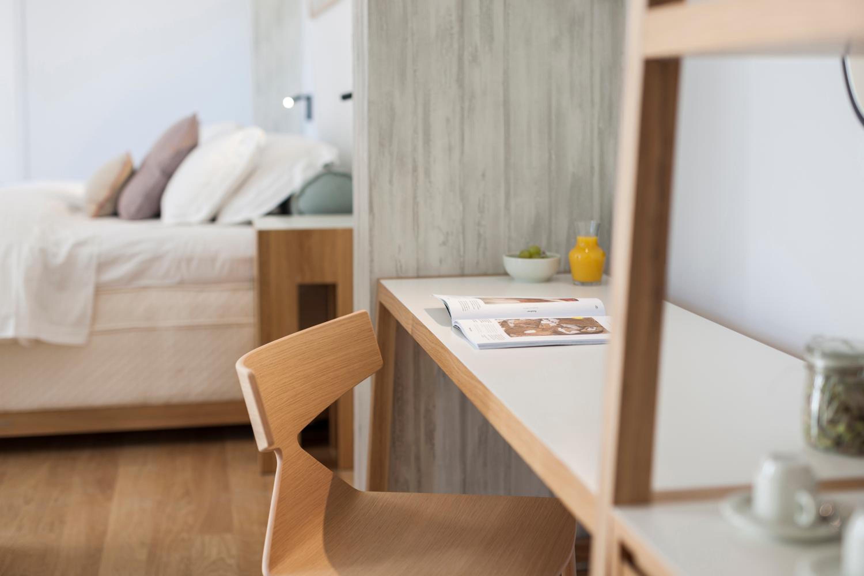 Urban Suite with Balcony and City View  photo 3