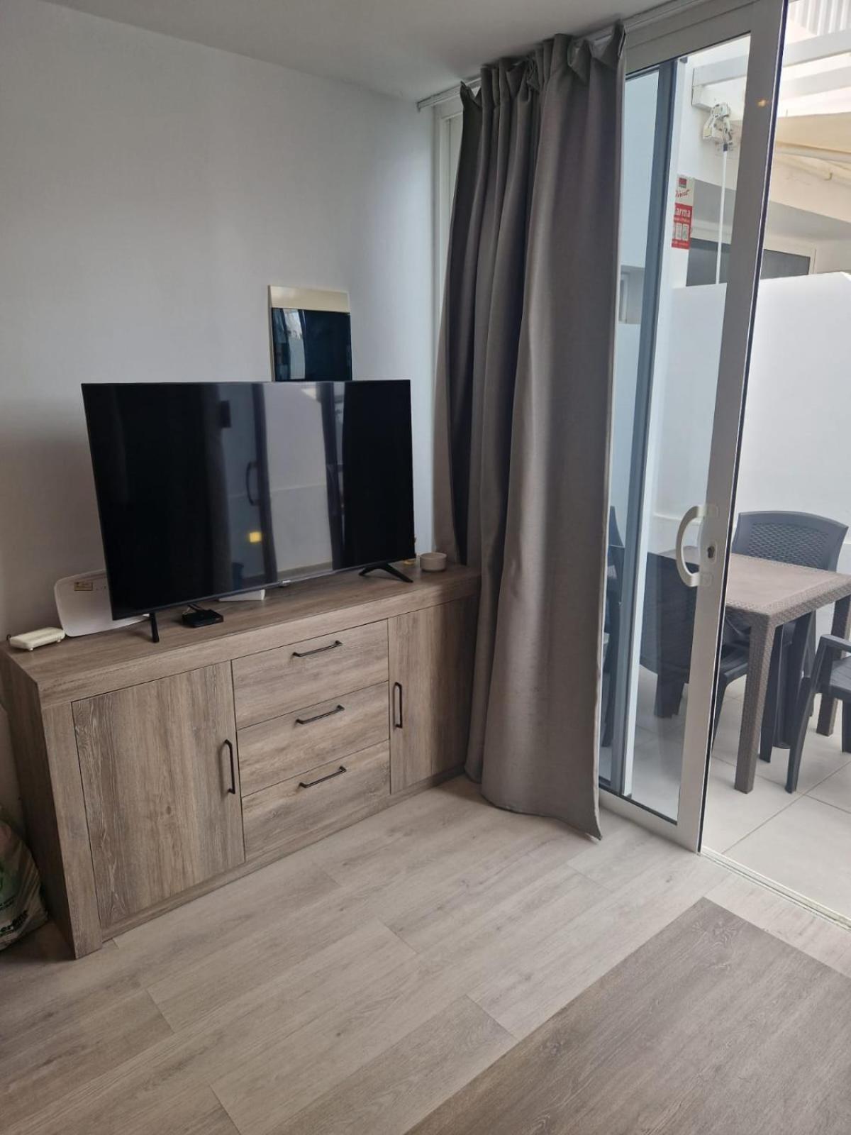 Apartamento de Dos Dormitorios con Vista a la Piscina