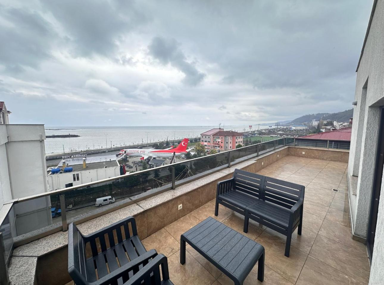 Three-Bedroom Apartment With Sea View photo 2