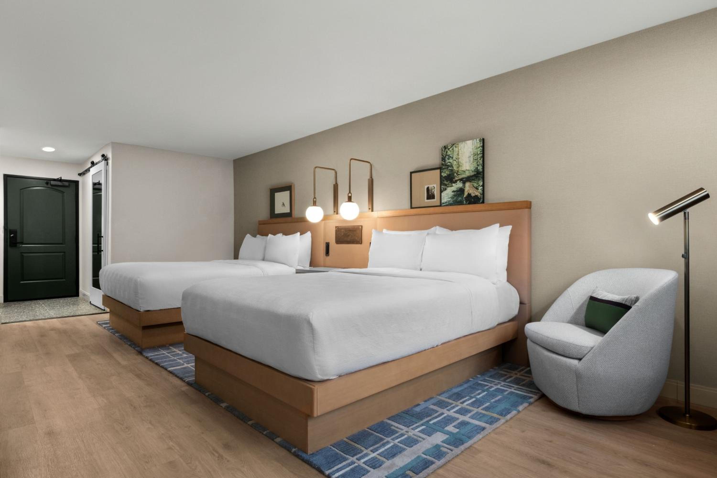 Standard Queen Room with Two Queen Beds - Photo 3