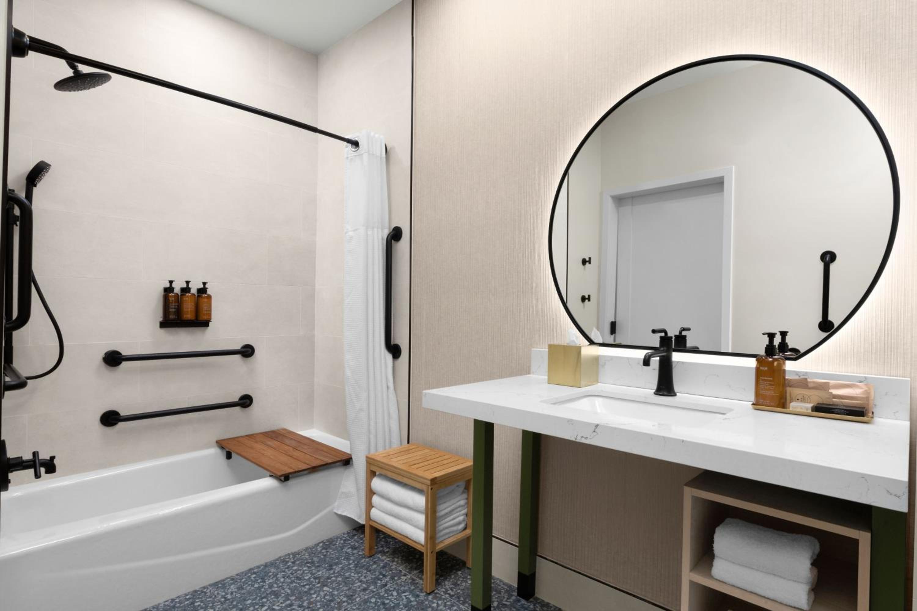 Standard Queen Room with Two Queen Beds - Photo 8