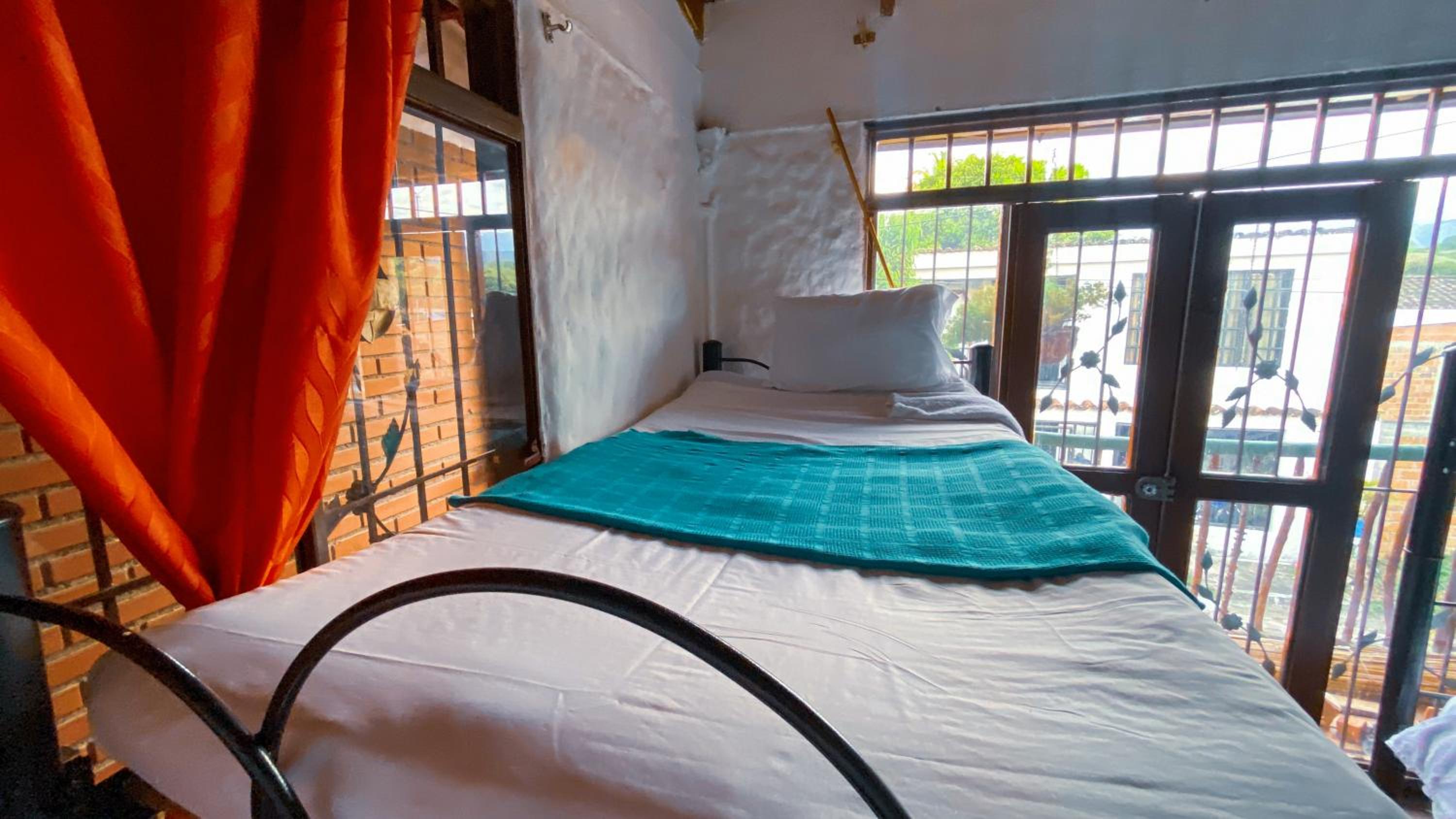 6-Bed Mixed Dormitory Room photo 2