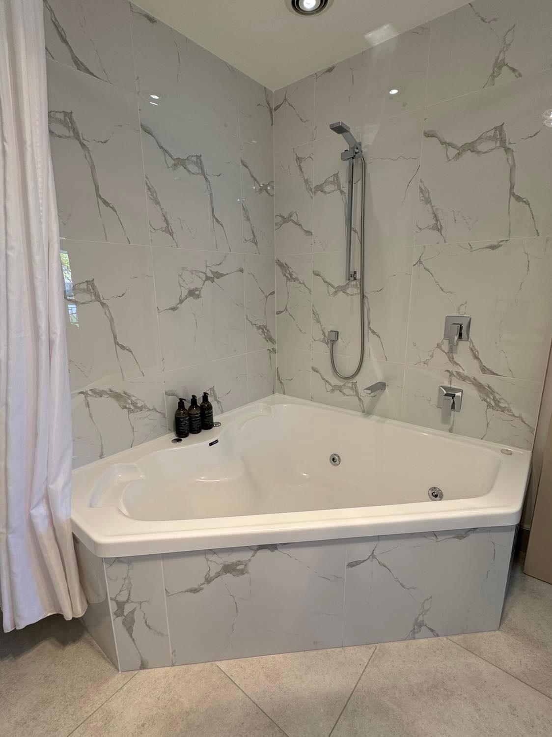 Executive One Bedroom Apartment with Spa Bath - Photo 9