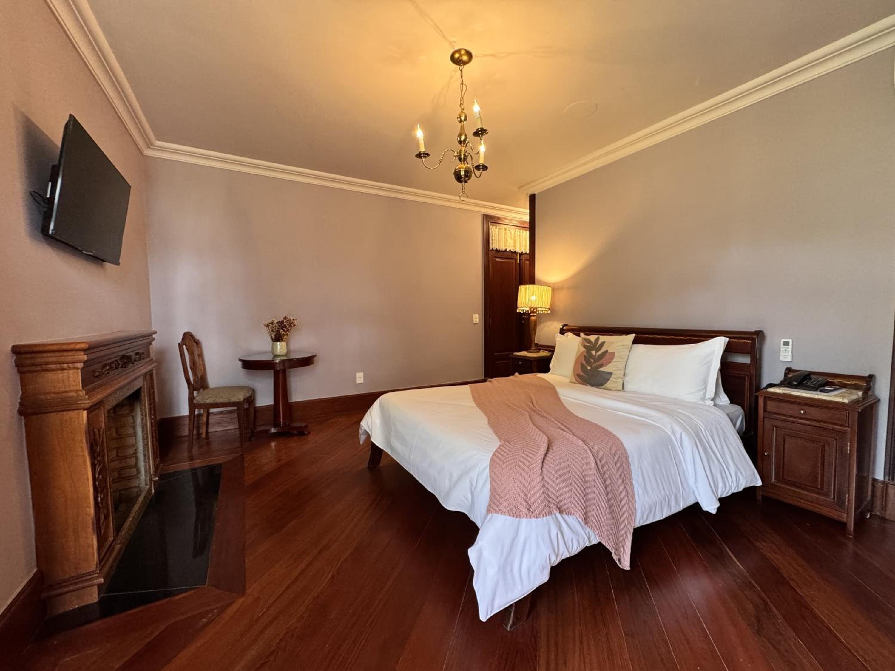 Deluxe Double Room with Bath - Photo 1