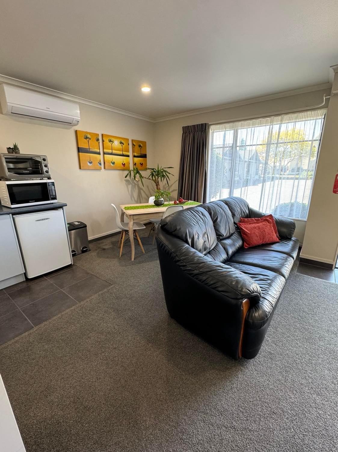 Executive One Bedroom Apartment with Spa Bath - Photo 4