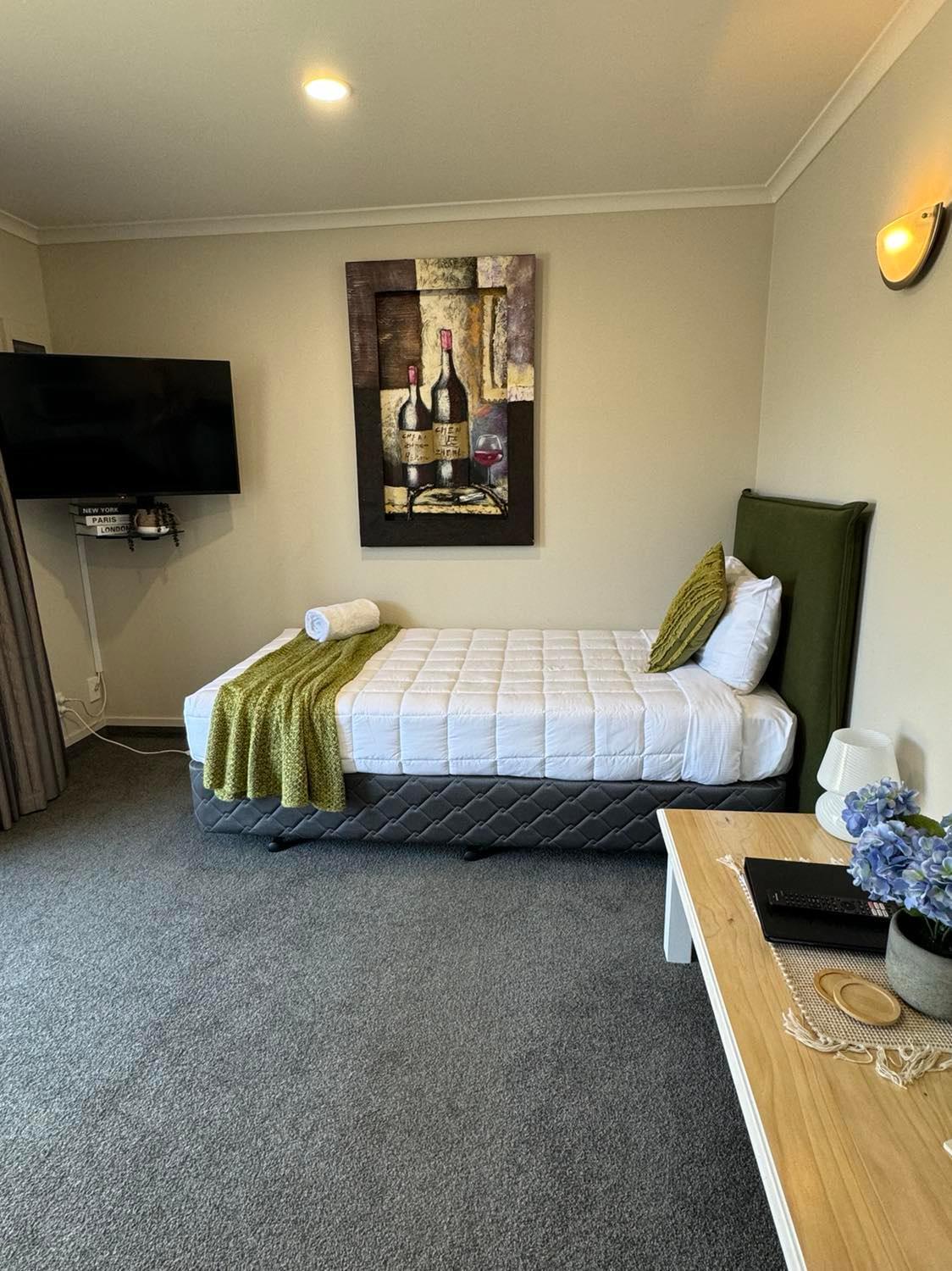 Executive One Bedroom Apartment with Spa Bath - Photo 11
