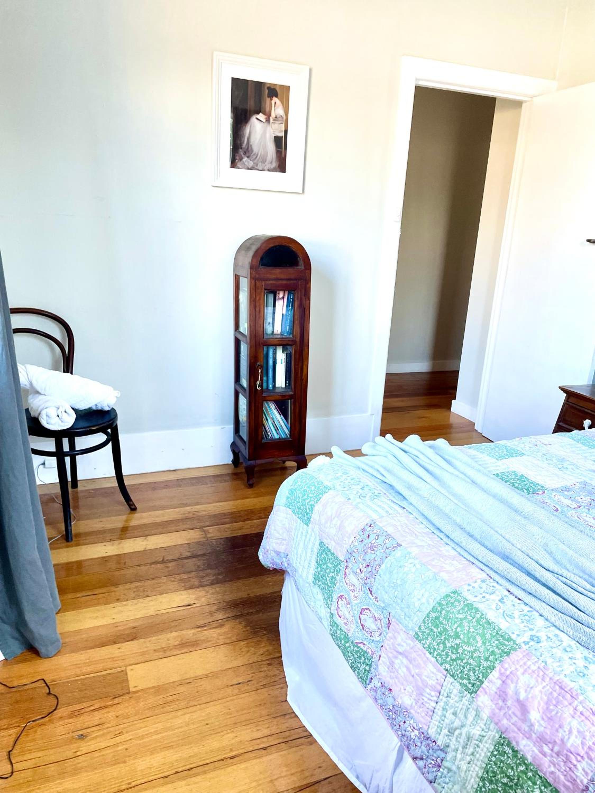 Five-Bedroom House photo 1