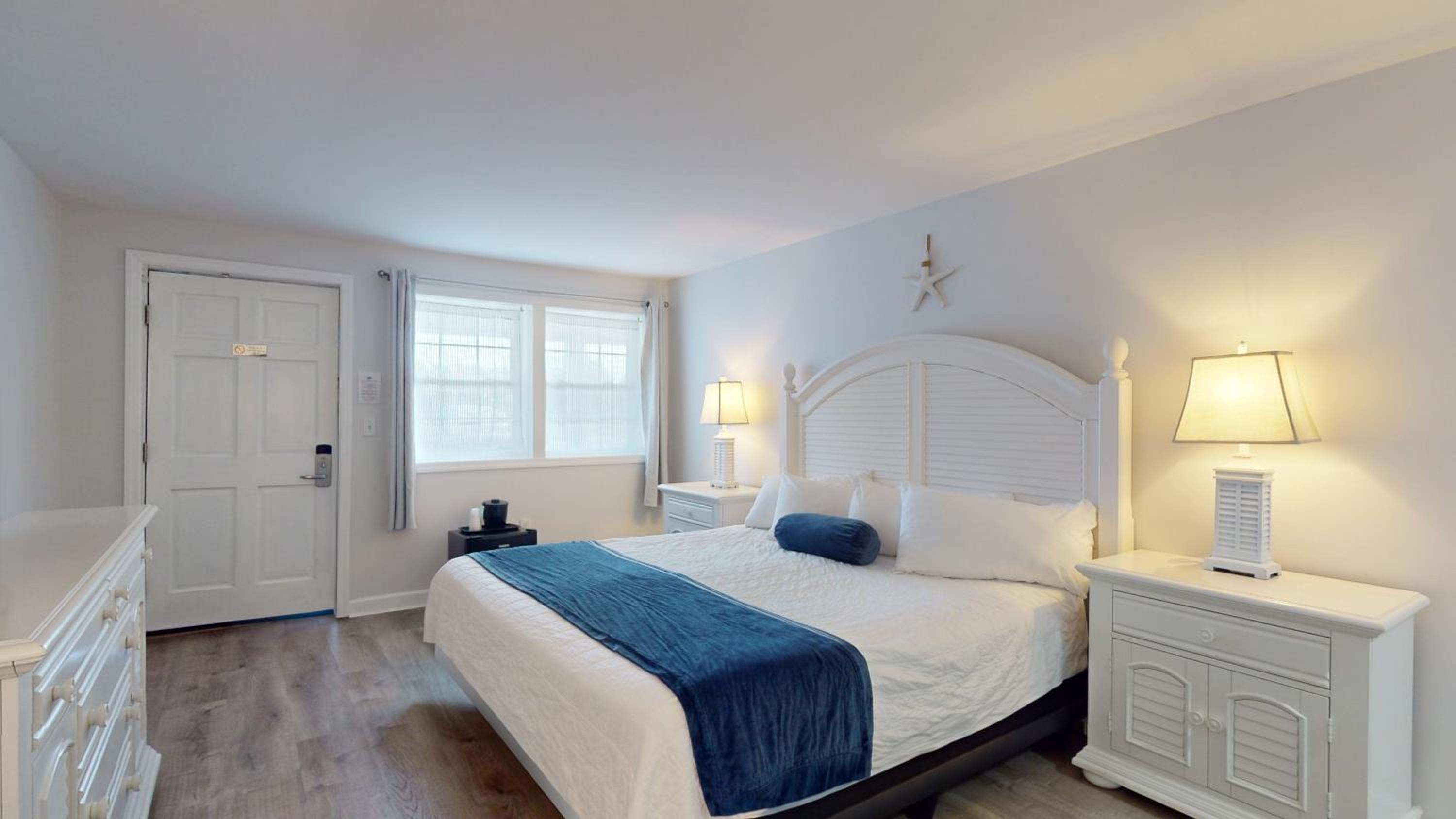 Standard King Room - Photo 5
