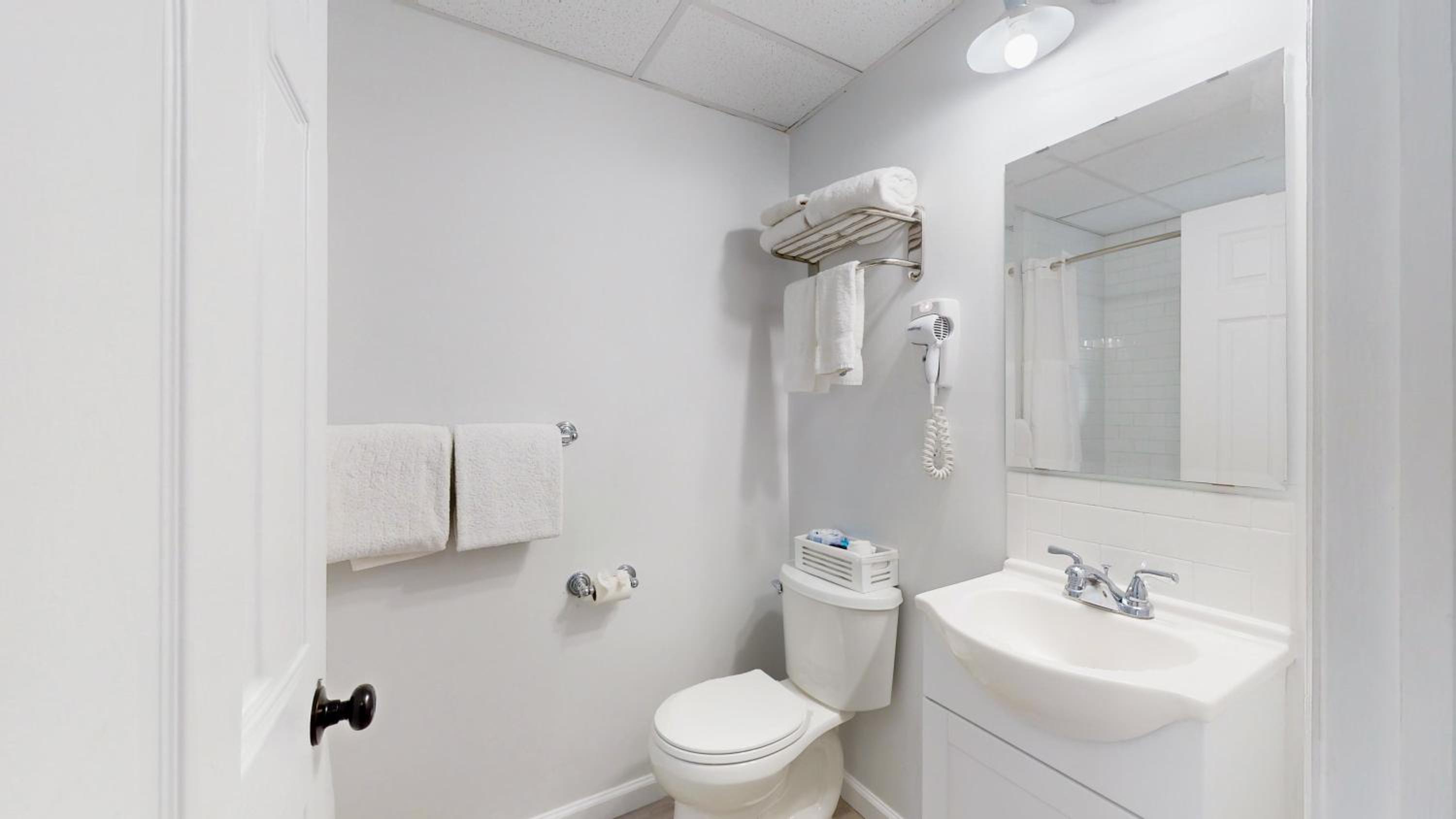 Deluxe King Room - Photo 7