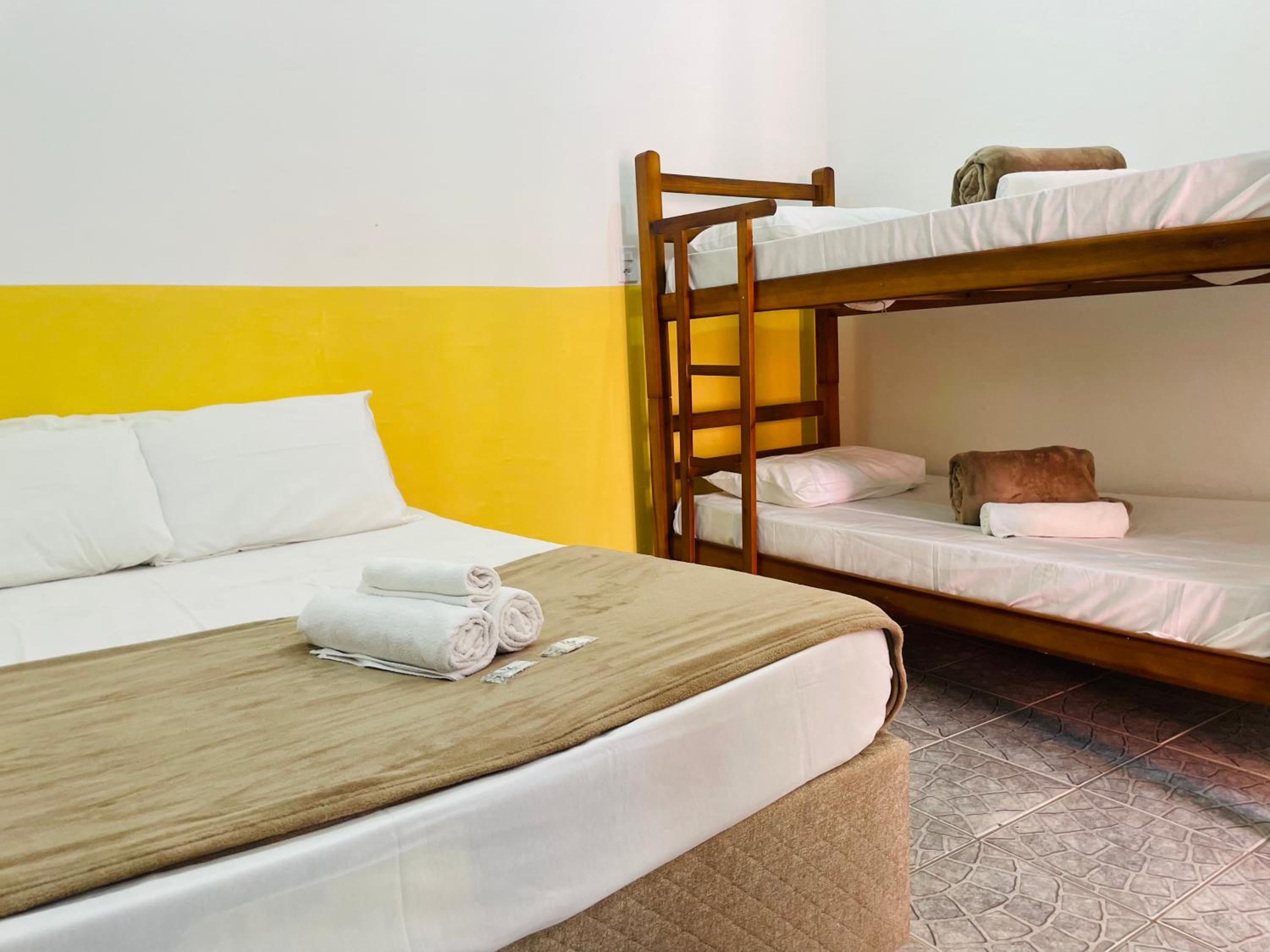Quadruple Room with Private Bathroom - Photo 2