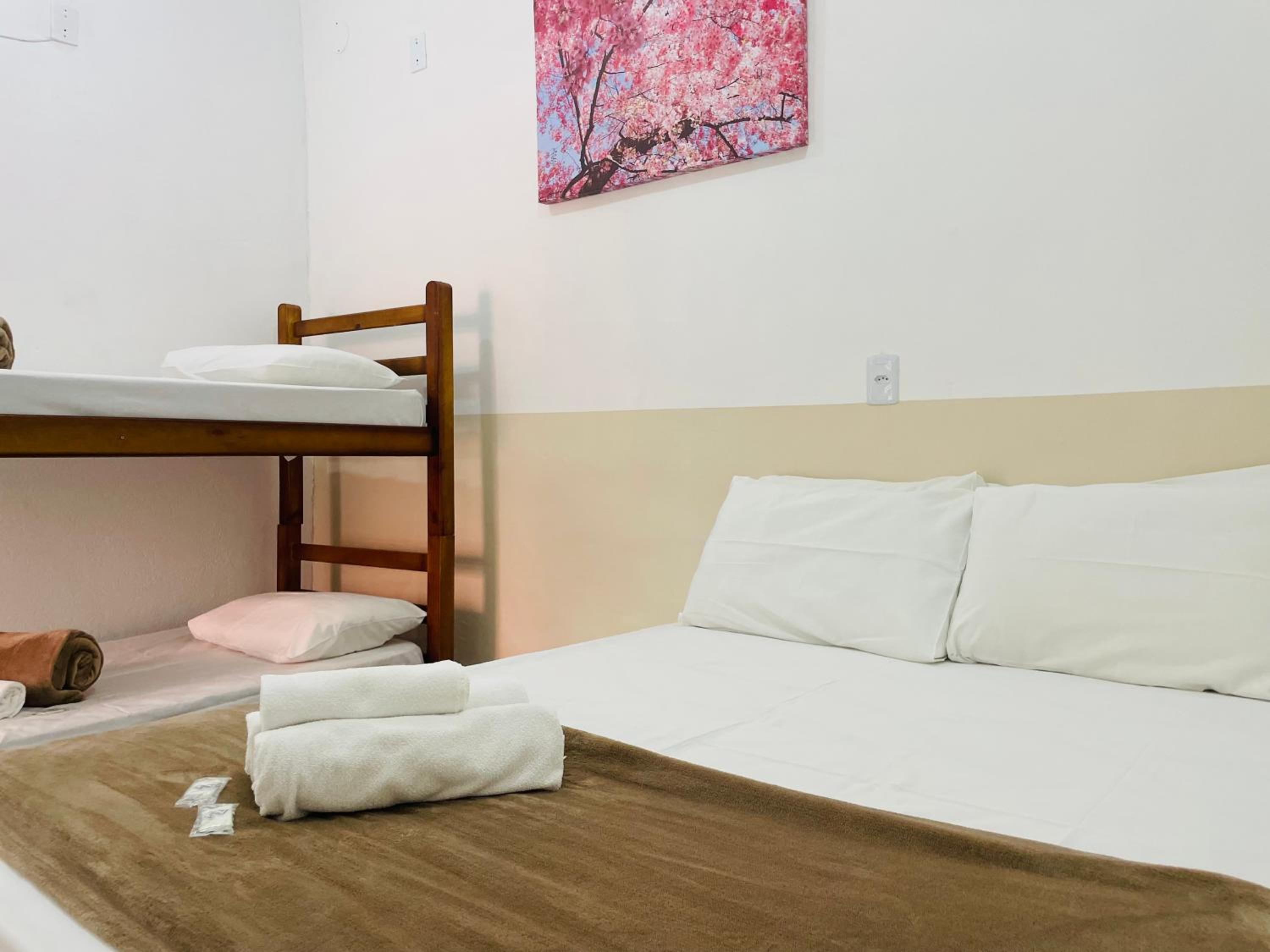 Quadruple Room with Private Bathroom - Photo 6