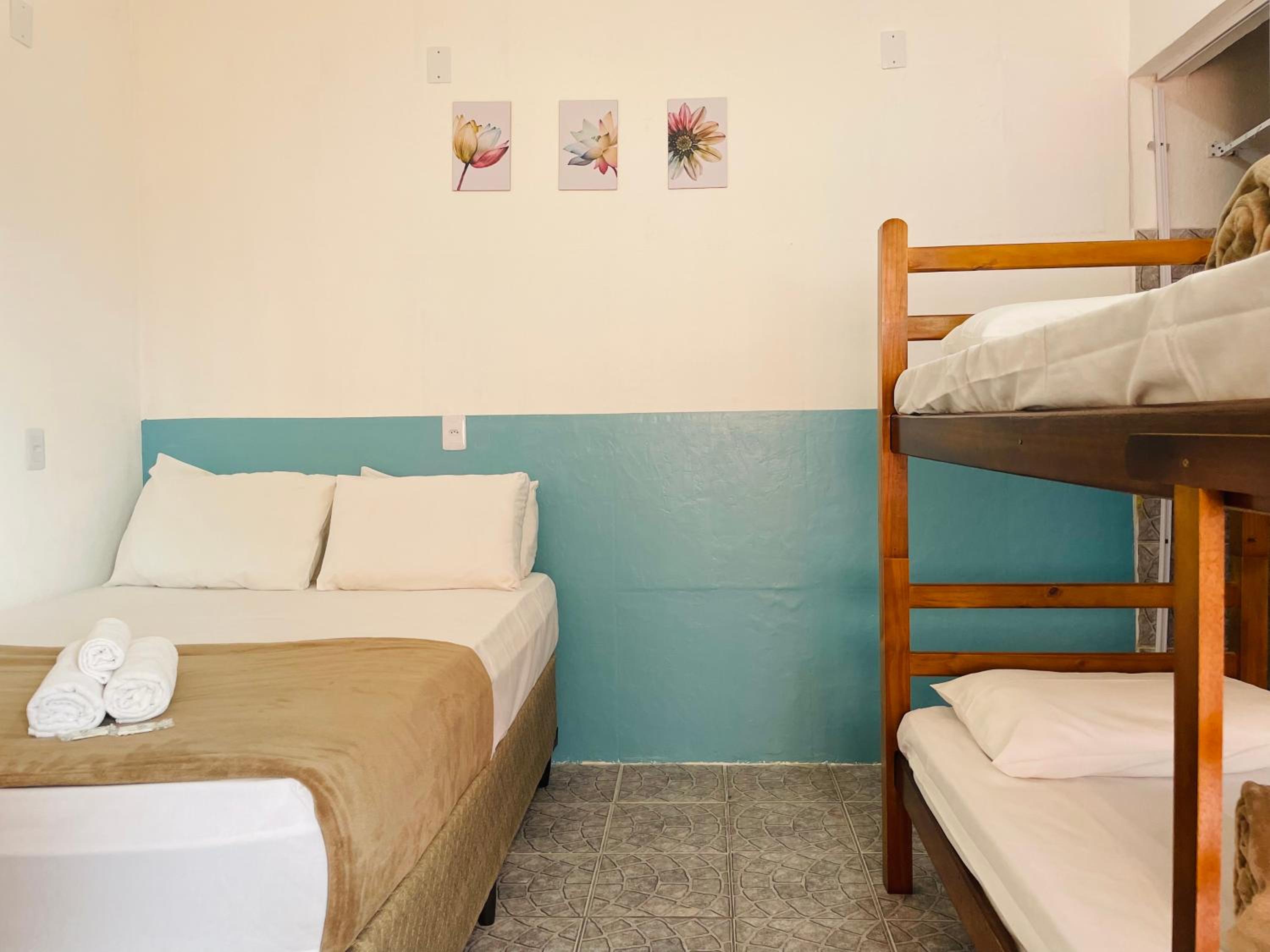 Quadruple Room with Private Bathroom - Photo 7