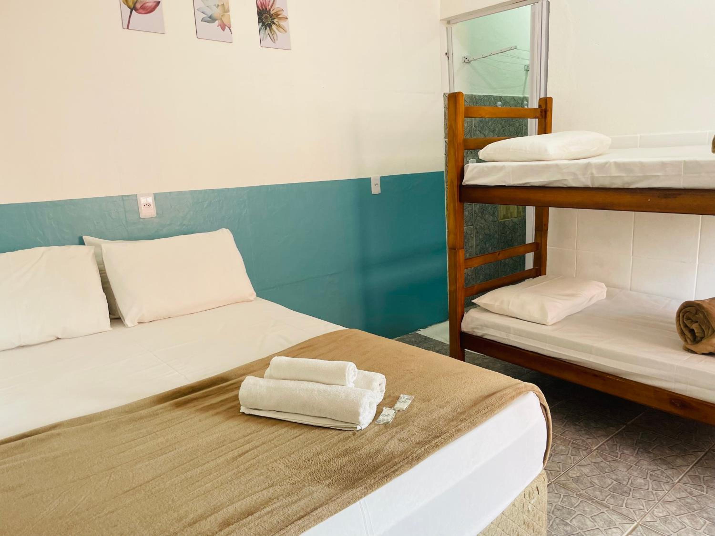 Quadruple Room with Private Bathroom - Photo 5