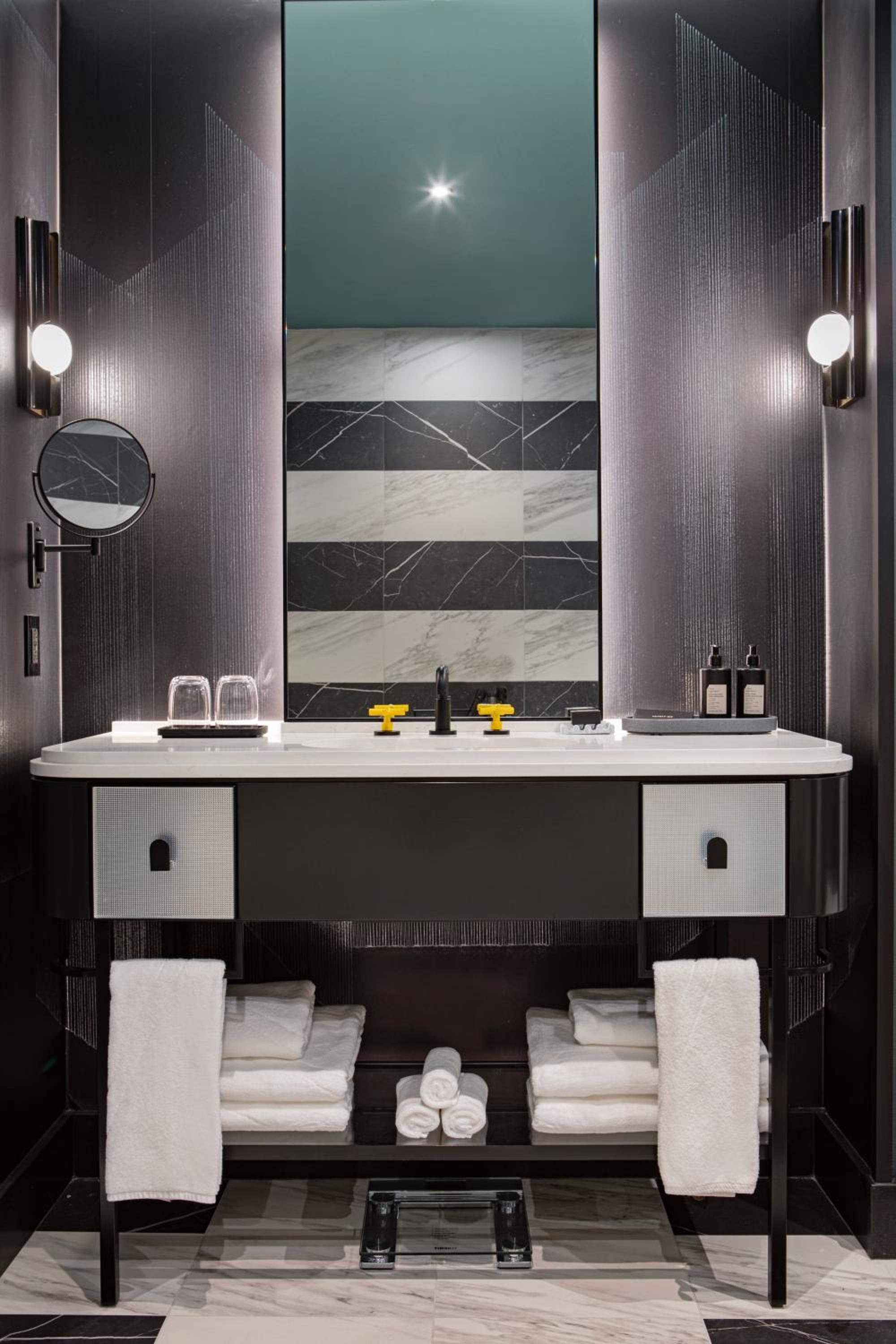 Deluxe Suite, 1 King - Mobility Accessible with Tub